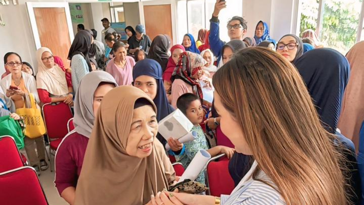 Anggota DPRD Kota Bogor Karina Soerbakti saat berdialog dengan warga Gang Langgar 1, Cibogor, baru-baru ini, membahas penanganan stunting dan pembangunan lingkungan.