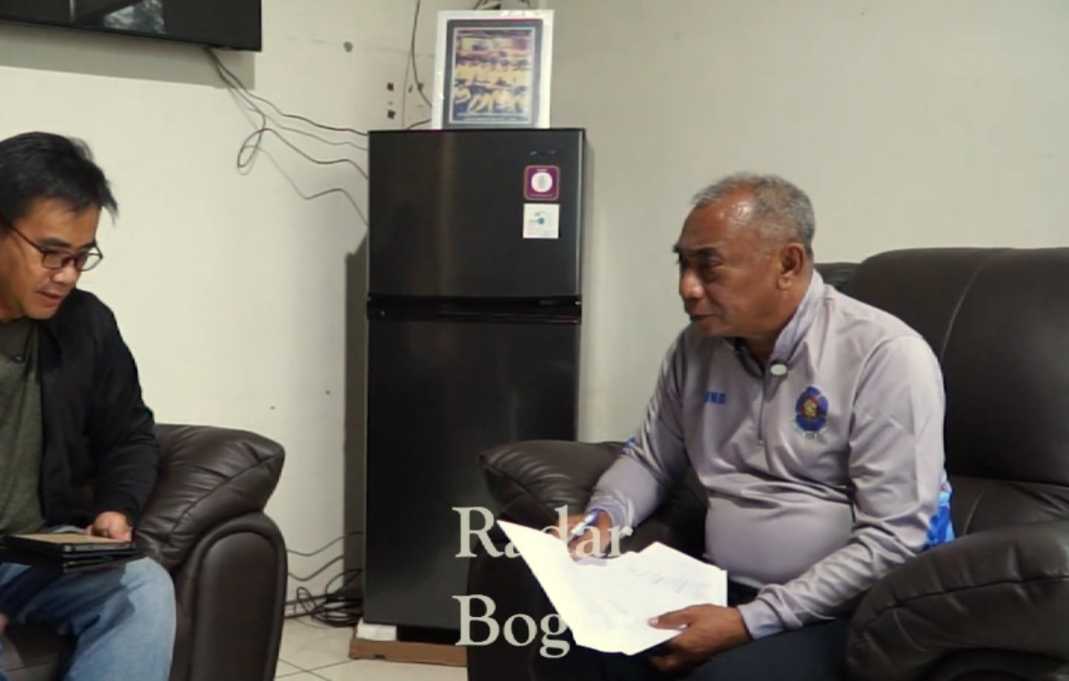 Kepala Dinas Pemadam Kebakaran dan Penyelamatan Kota Bogor, Agung Prihanto (kanan) menjelaskan perawatan satwa pasca evakuasi.