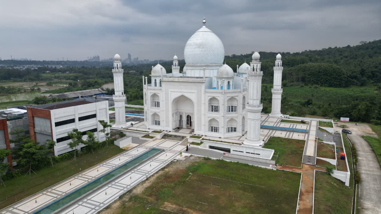 Keindahan Masjid Budi Guna di Desa Tajur, Kecamatan Citeureup, Kabupaten Bogor.
