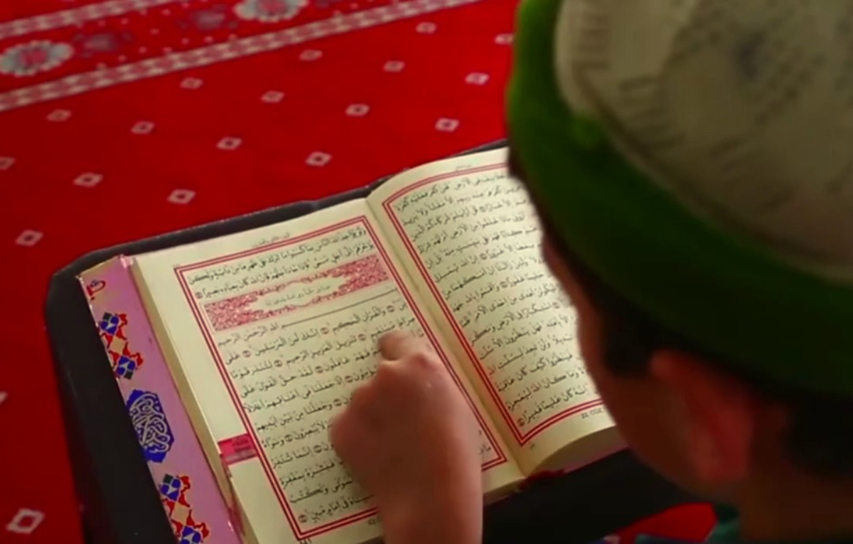 Membaca Al-Quran dan doa dianjurkan selama Ramadhan.