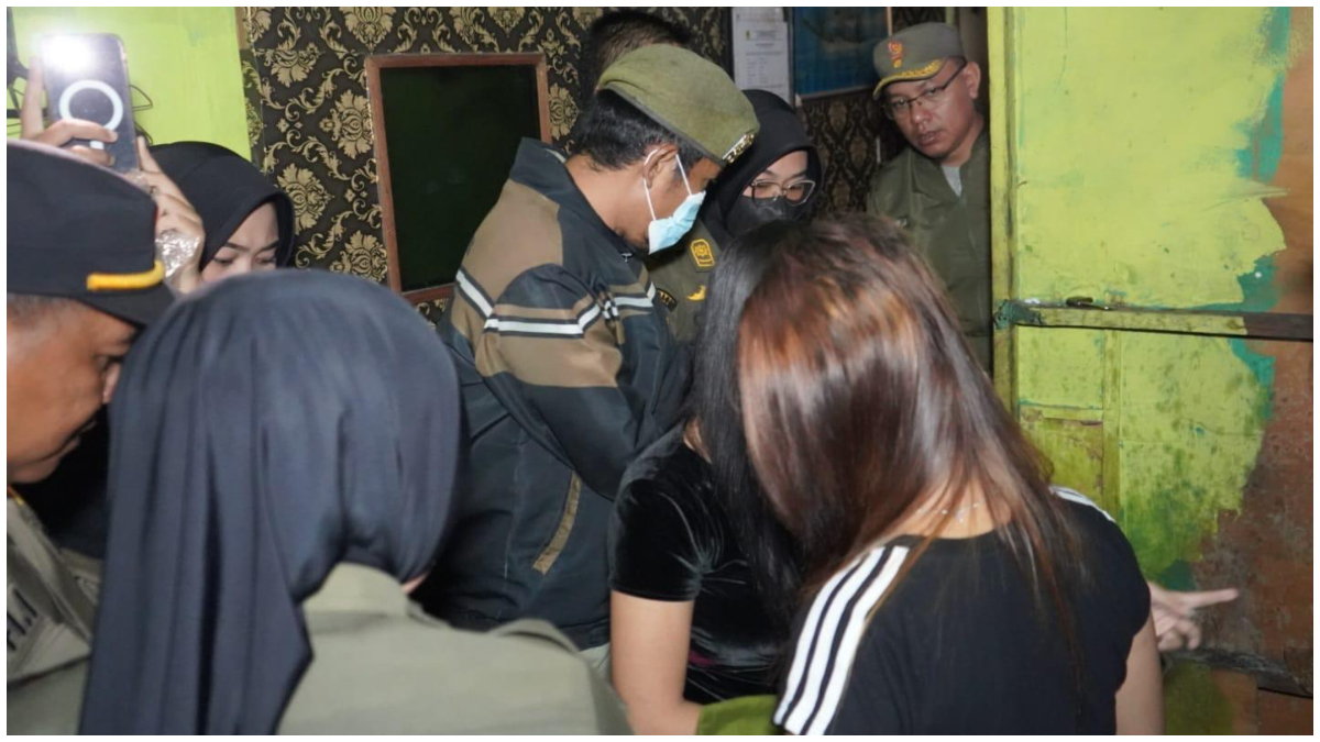 Sejumlah PSK saat diamankan petugas Satpol PP Kabupaten Bogor dalam Operasi Pekat jelang Ramadhan.