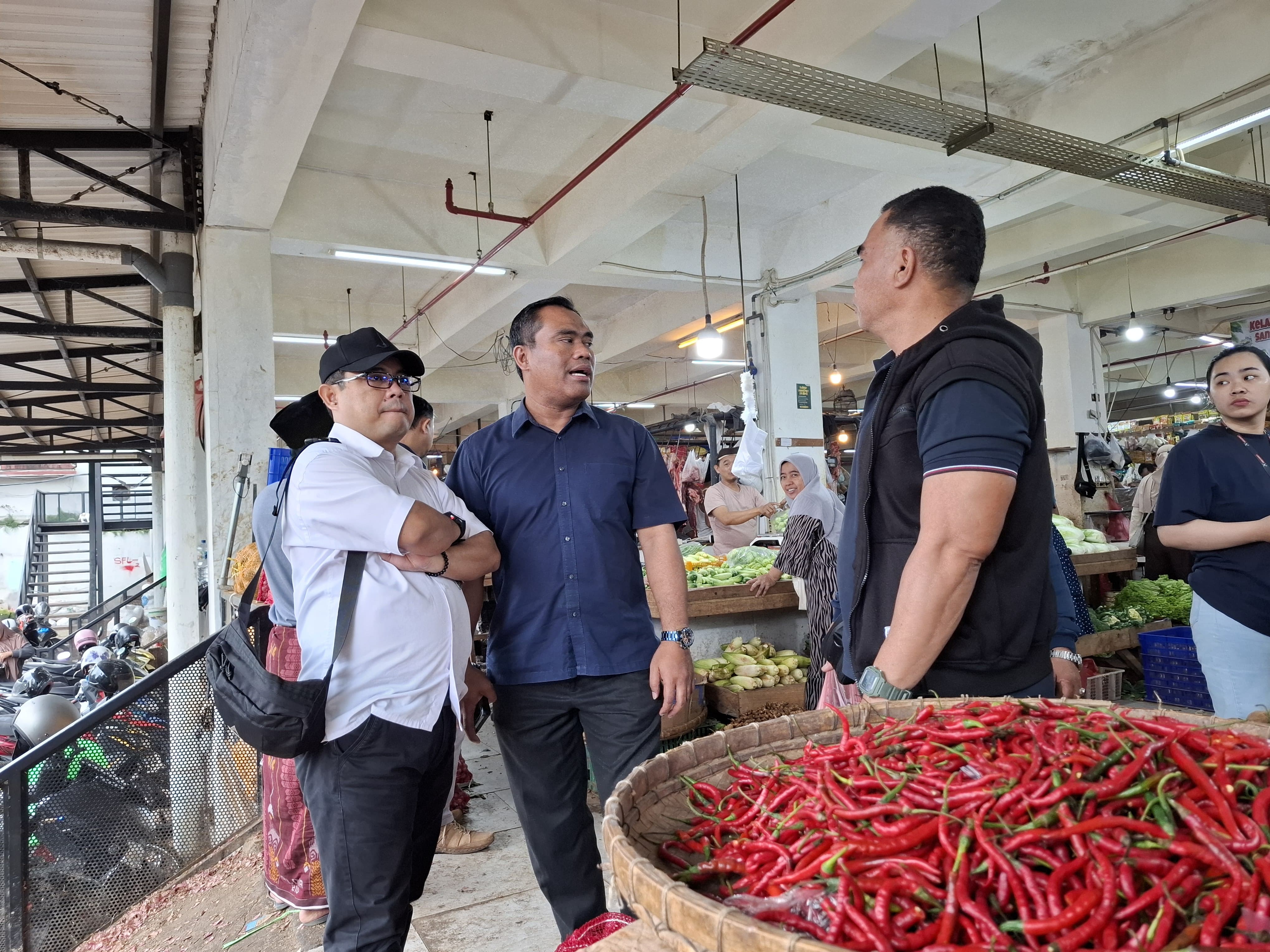 Direktur Utama PPJ, Jenal Abidin, melakukan pengecekan Pasar Sukasari bersama jajaran unit pasar dan manajer K3.