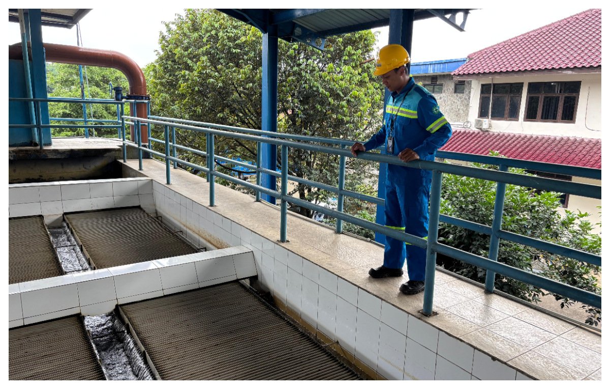 Petuas Perumda Air Minum Tirta Kahuripan Kabupaten Bogor, saat mengecek kondisi air yang bakal disalurkan kepada pelanggan.