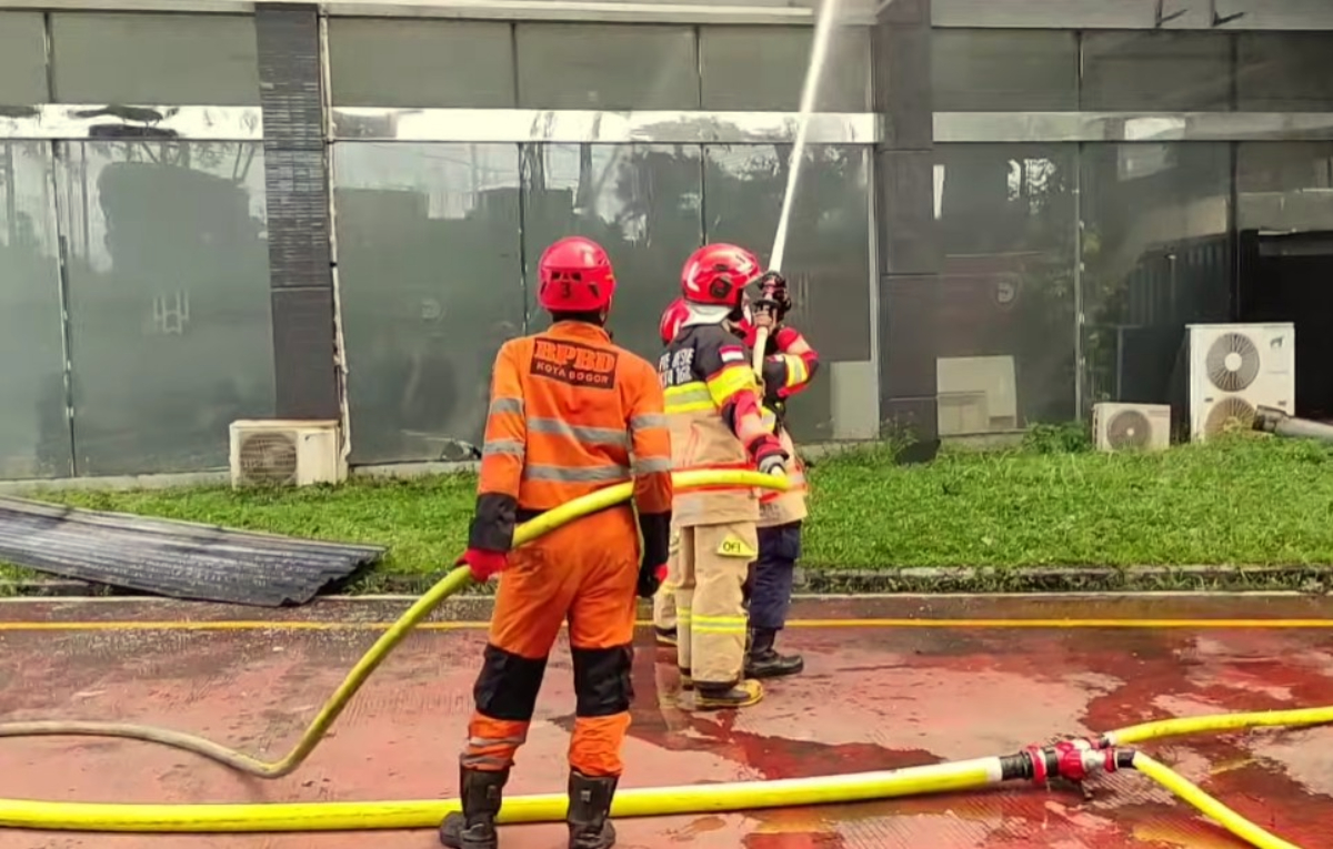 Petugas Dinas Damkar Kota Bogor sedang bertugas.