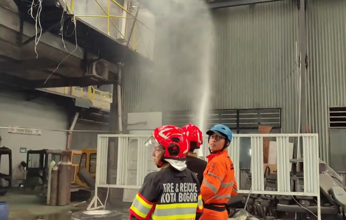 Petugas Dinas Damkar Kota Bogor sedang berupaya memadamkan kobaran api.