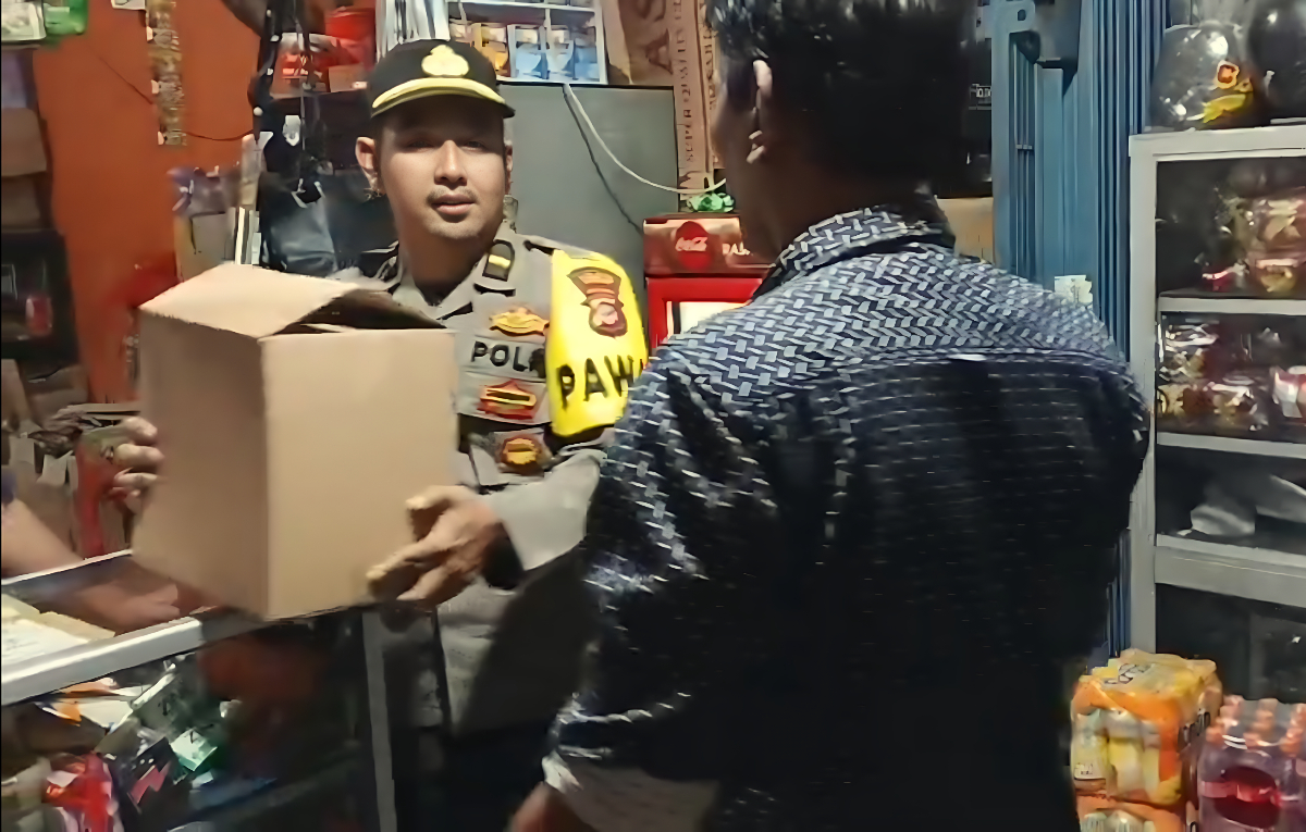 Petugas menyita berbagai minuman terlarang di Kecamatan Kemang, Kabupaten Bogor, Selasa 17 Februari 2026 malam.