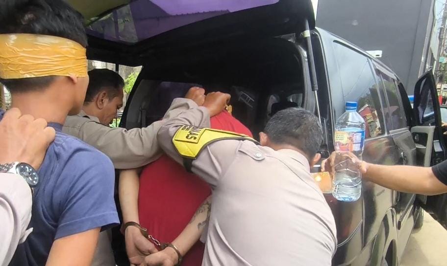 Polsek Cileungsi saat membekuk dua pelaka pencurian aksi pecah kaca di Desa Gandoang, Kecamatan Cileungsi, Kabupaten Bogor.