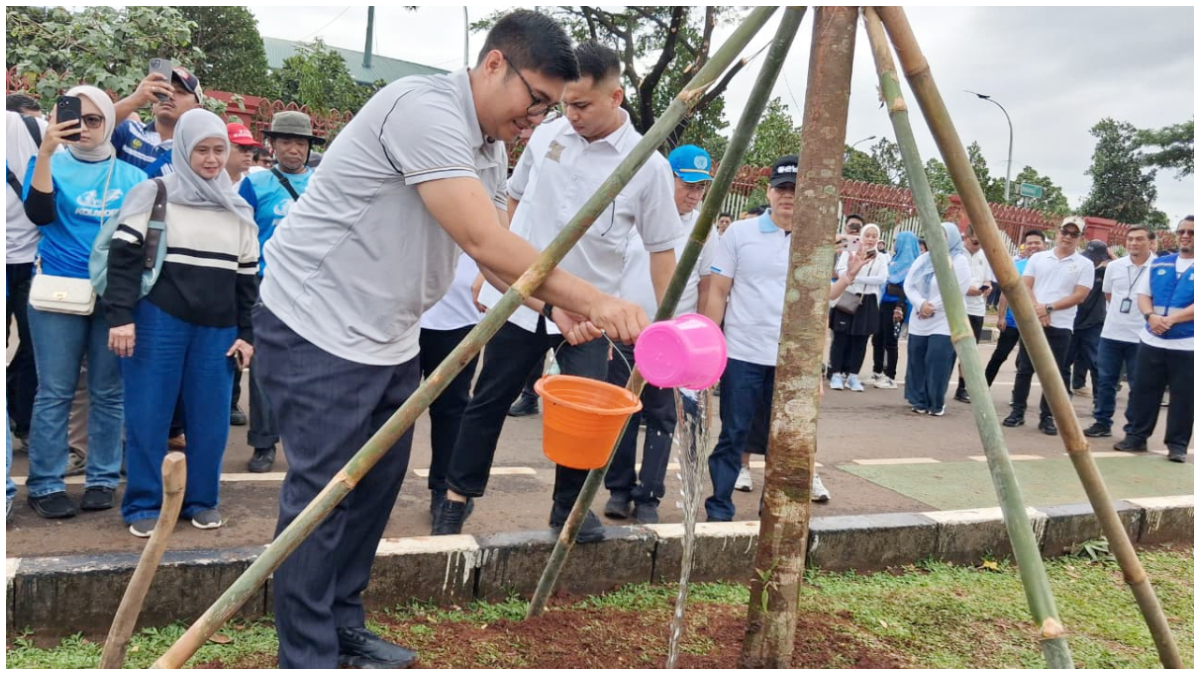 Ketua DPRD Kabupaten Bogor, Sastra Winara saat menanam bibit pohon di kawasan Stadion Pakansari.