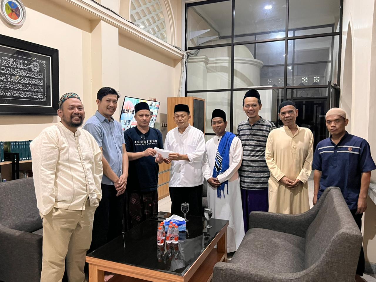 The Topan Bikers serahkan donasi Rp15.900.000 untuk program Masjid Baitur Ridwan.
