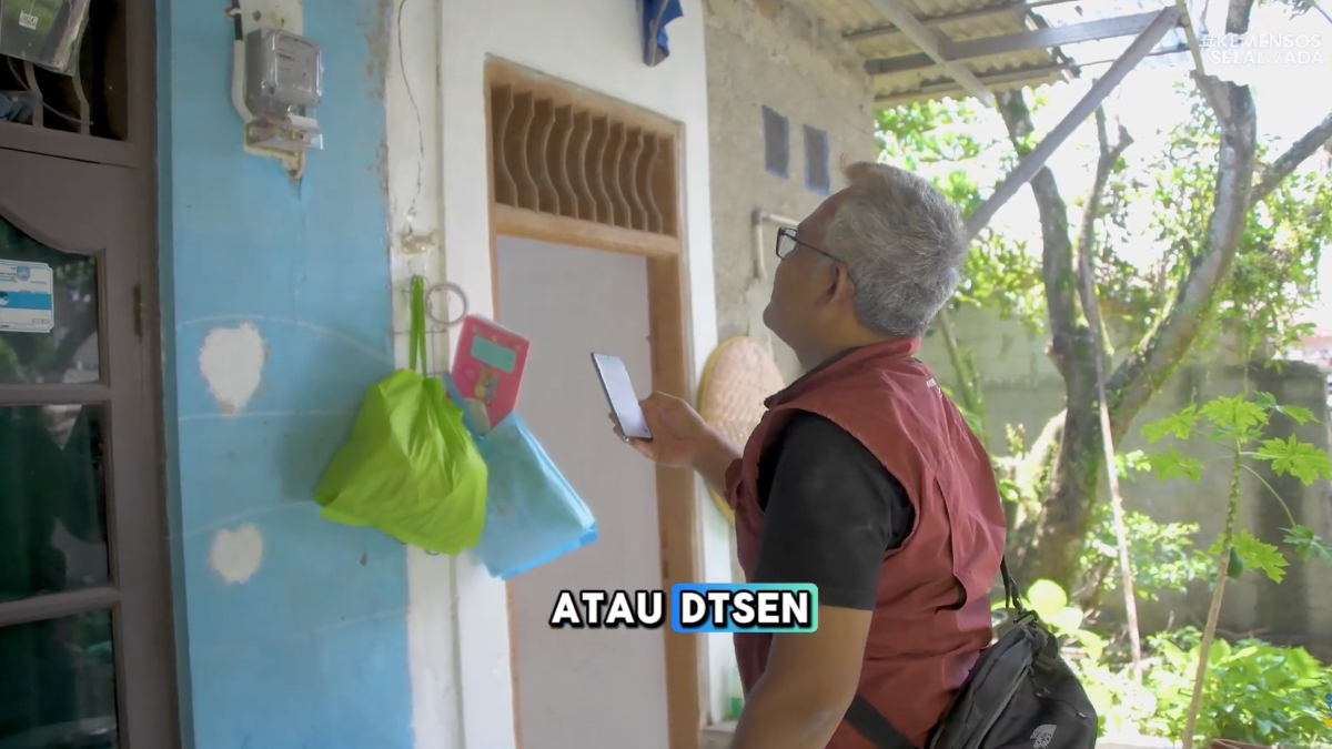 Ilustrasi. Petugas bansos memvalidasi rumah KPM penerima sembako Ramadhan.