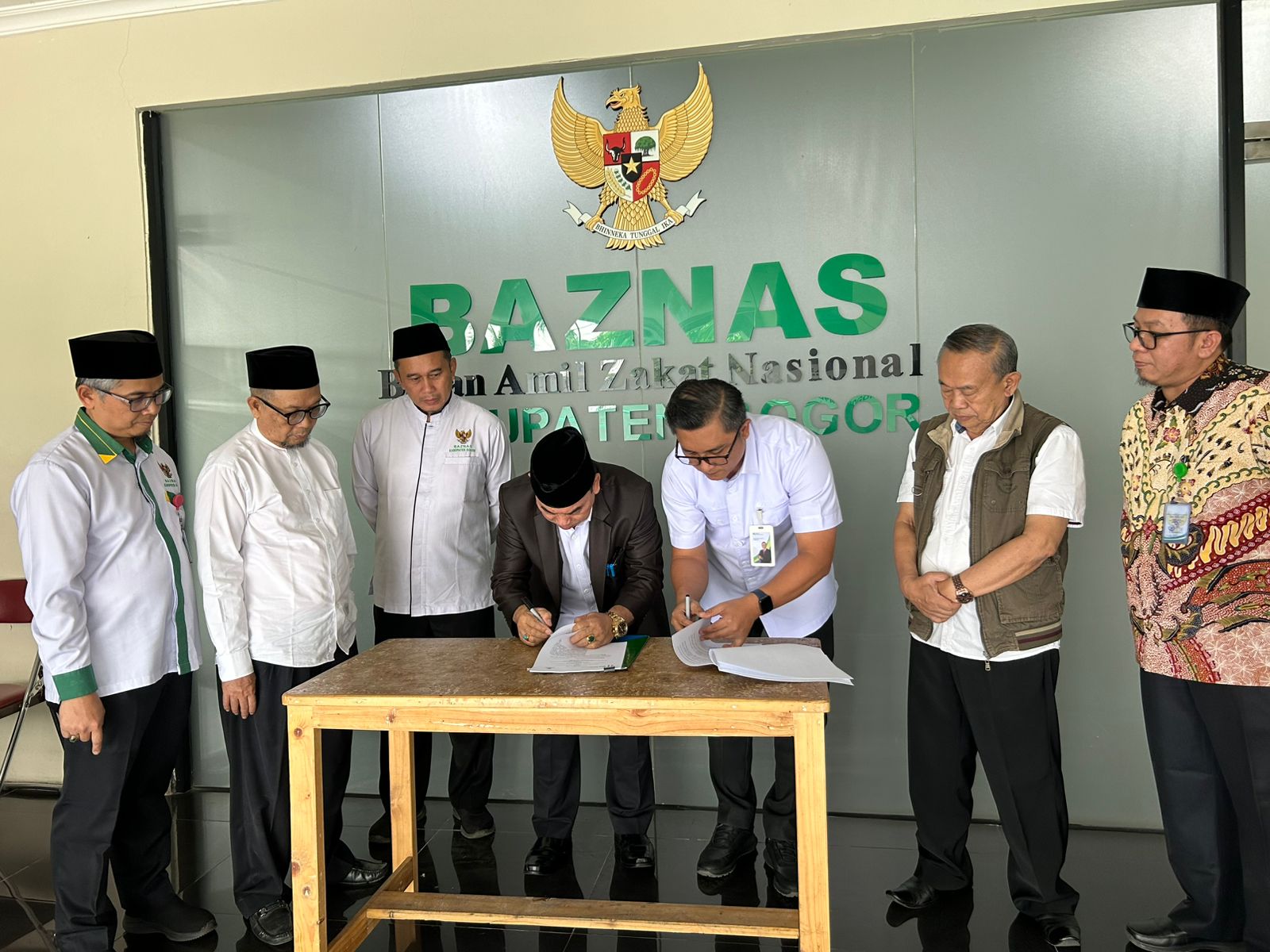 BPJS Ketenagakerjaan Cabang Bogor Cileungsi bersama Baznas Kabupaten Bogor saat melakukan Perjanjian Kerjasama (PKS).