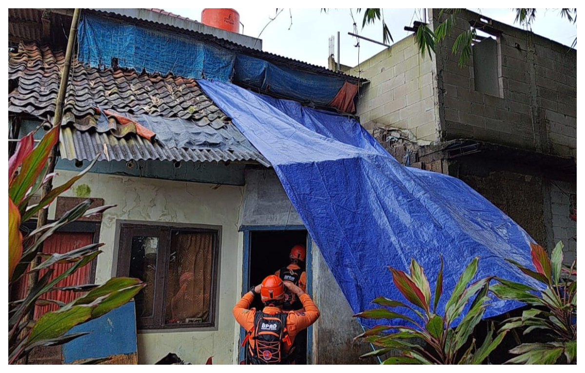 Rumah warga di Kampung Cigaok, Desa Citapen, Kecamatan Ciawi, Kabupaten Bogor, rusak diterjang angin kencang, Kamis 19 Februari 2026 pagi.