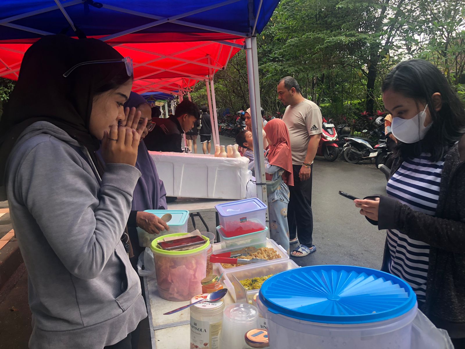 Keramaian warga tengah berburu takjil di Jalan Heulang, Kecamatan Bogor Tengah, Kota Bogor, Kamis 19 Februari 2026.