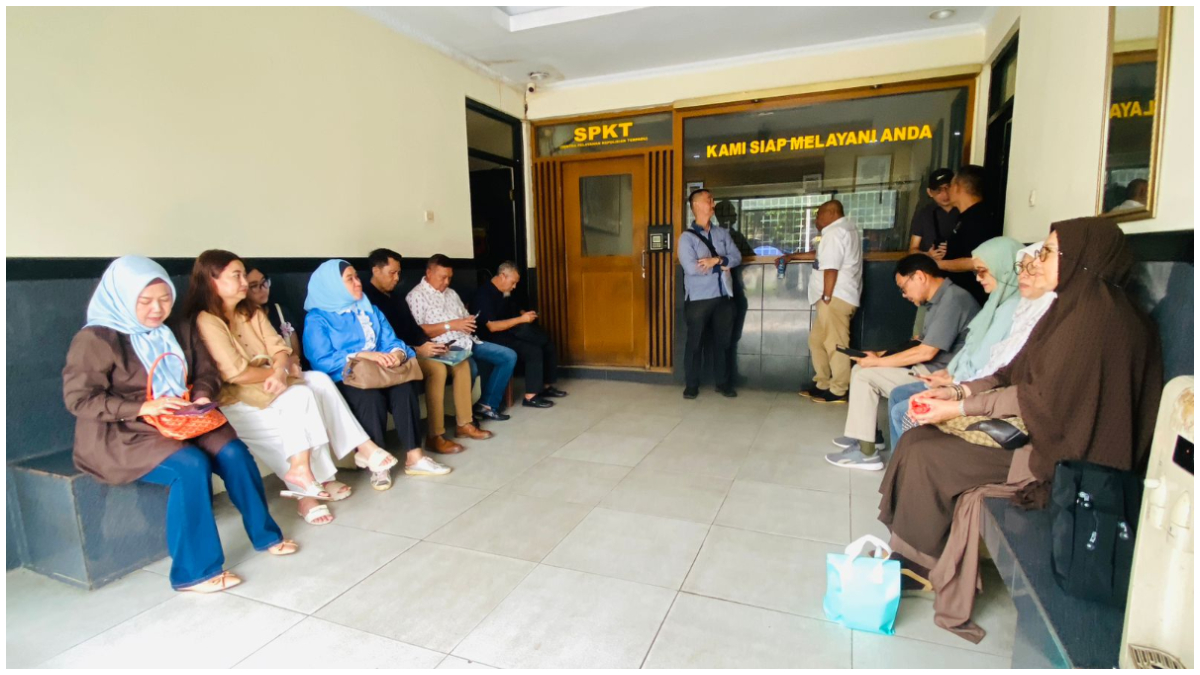 Warga Cluster Virginia saat mengawal rekannya yang dipanggil untuk dimintai keterangan oleh kepolisian di Mapolsek Gunung Putri.