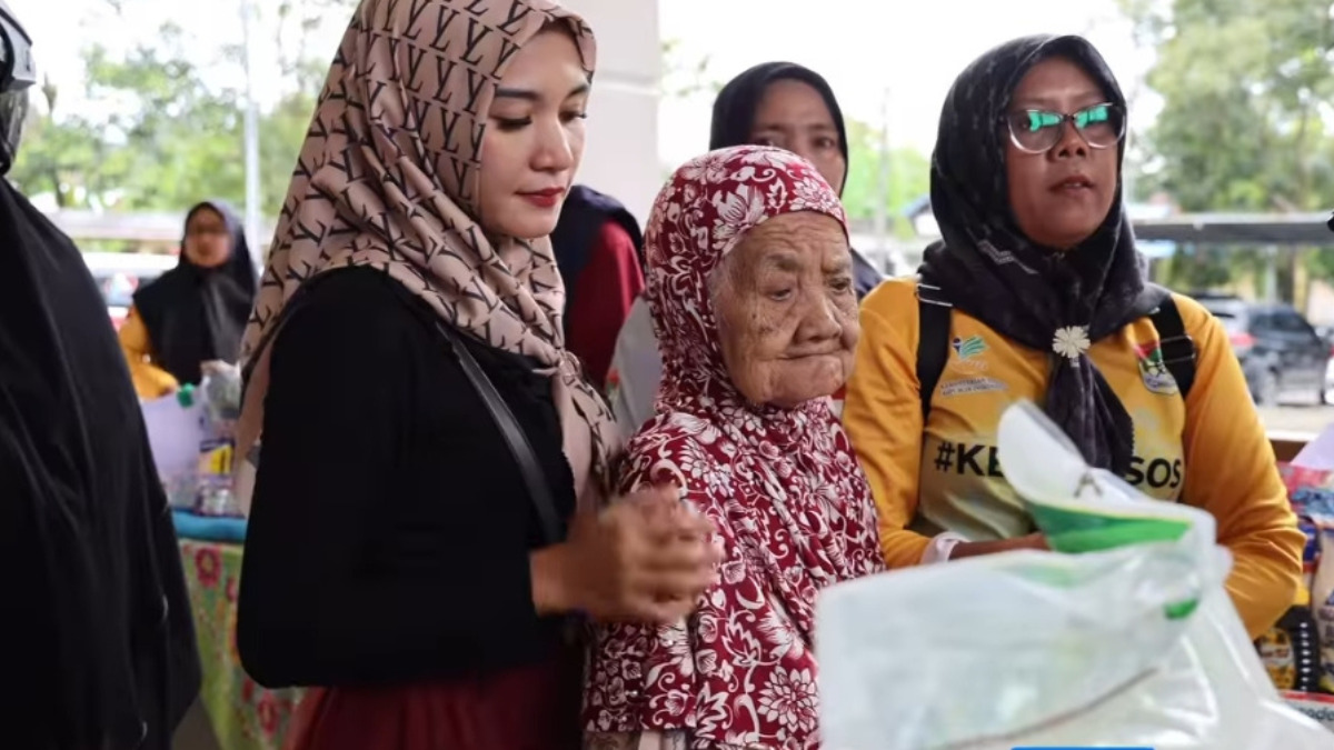 Ilustrasi penyaluran bansos beras dan minyak goreng di Ramadhan.
