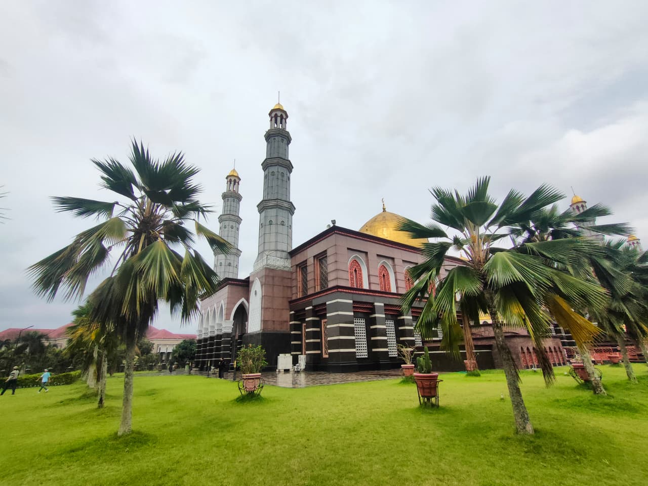 Masjid Kubah Emas Dian Al Mahri Depok, Jawa Barat.
