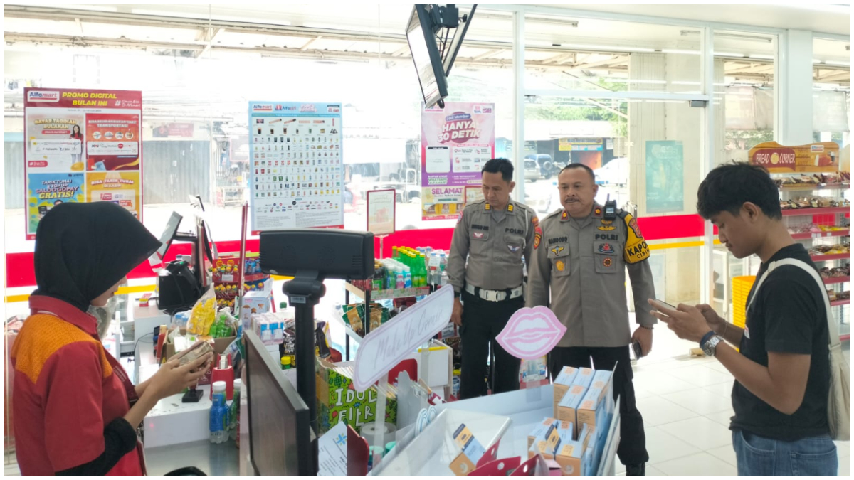 Polisi saat mendatangi minimarket di Kelurahan Tengah, Cibinong Bogor.