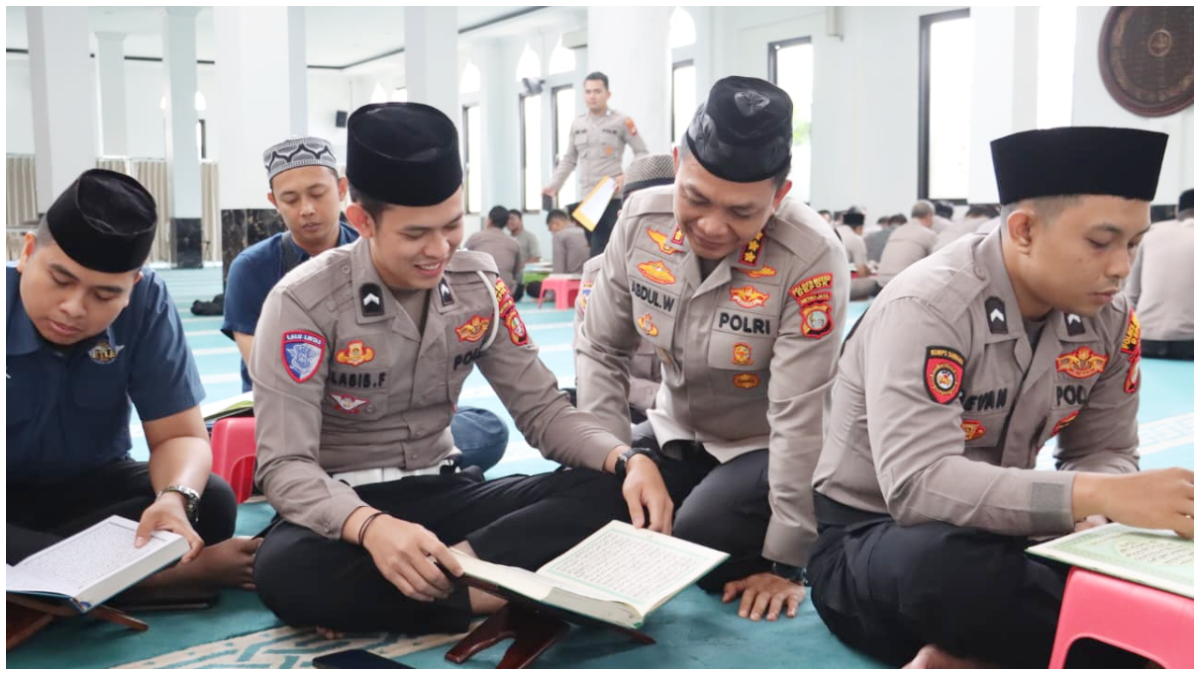 Suasana kegiatan Polisi Mengaji d Masjid Al Ikhlas Polres Metro Depok Kamis 19 Februari 2026.