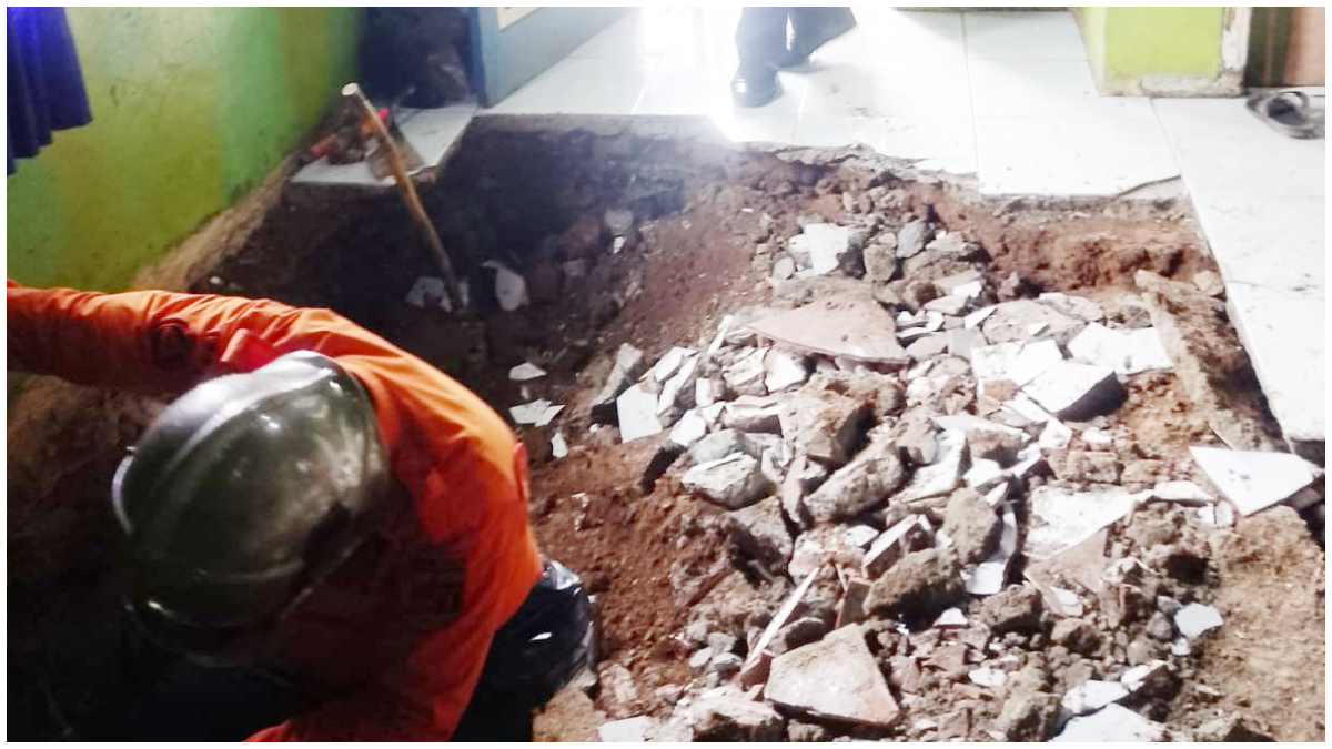 Personel BPBD Kota Bogor saat melakukan penanganan lantai rumah warga di Rancamaya yang amblas.