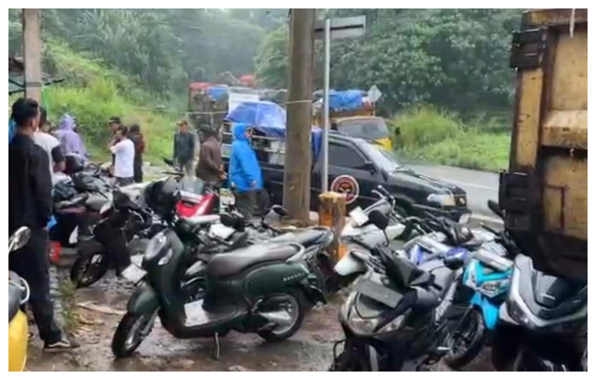 Aksi blokade jalan oleh warga di pintu masuk Tempat Pembuangan Akhir Sampah (TPA) Galuga, Kamis 19 Februari 2026.