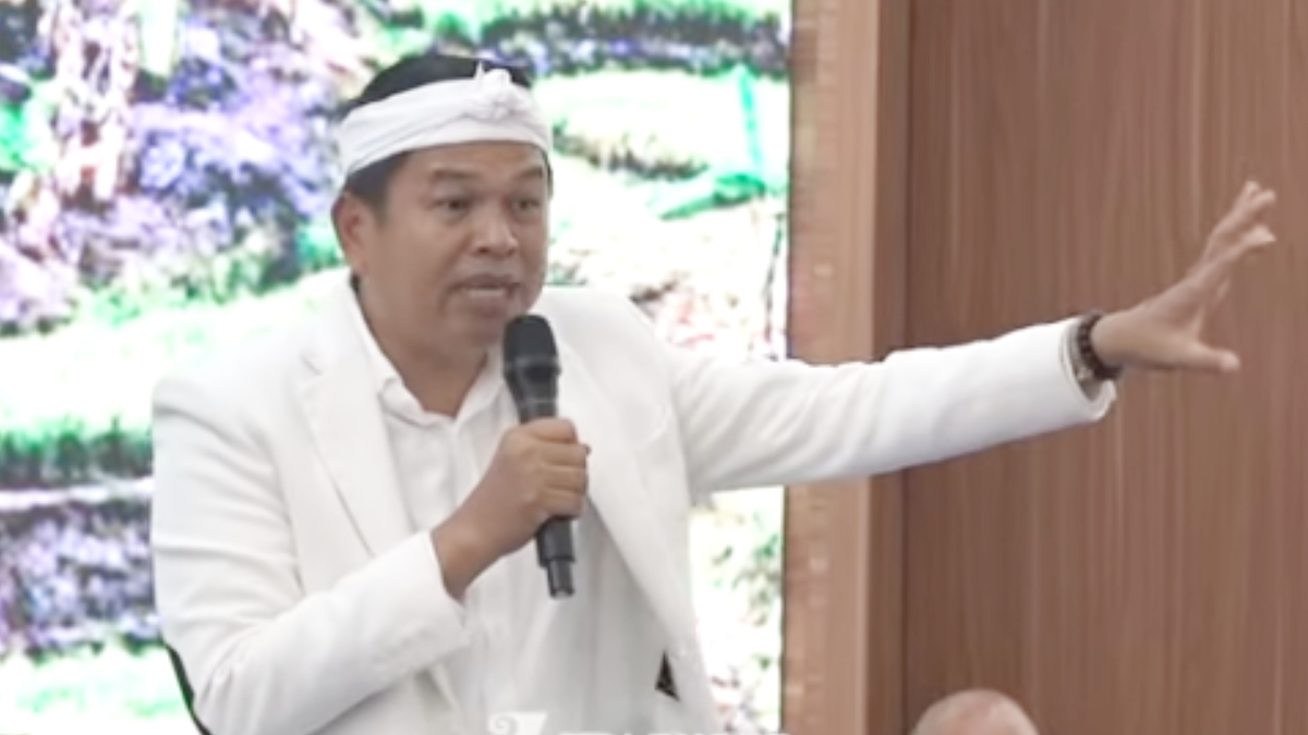 Gubernur Jawa Barat Dedi Mulyadi mengingatkan warga yang tinggal di daerah pegunungan terkait potensi longsor yang terjadi.