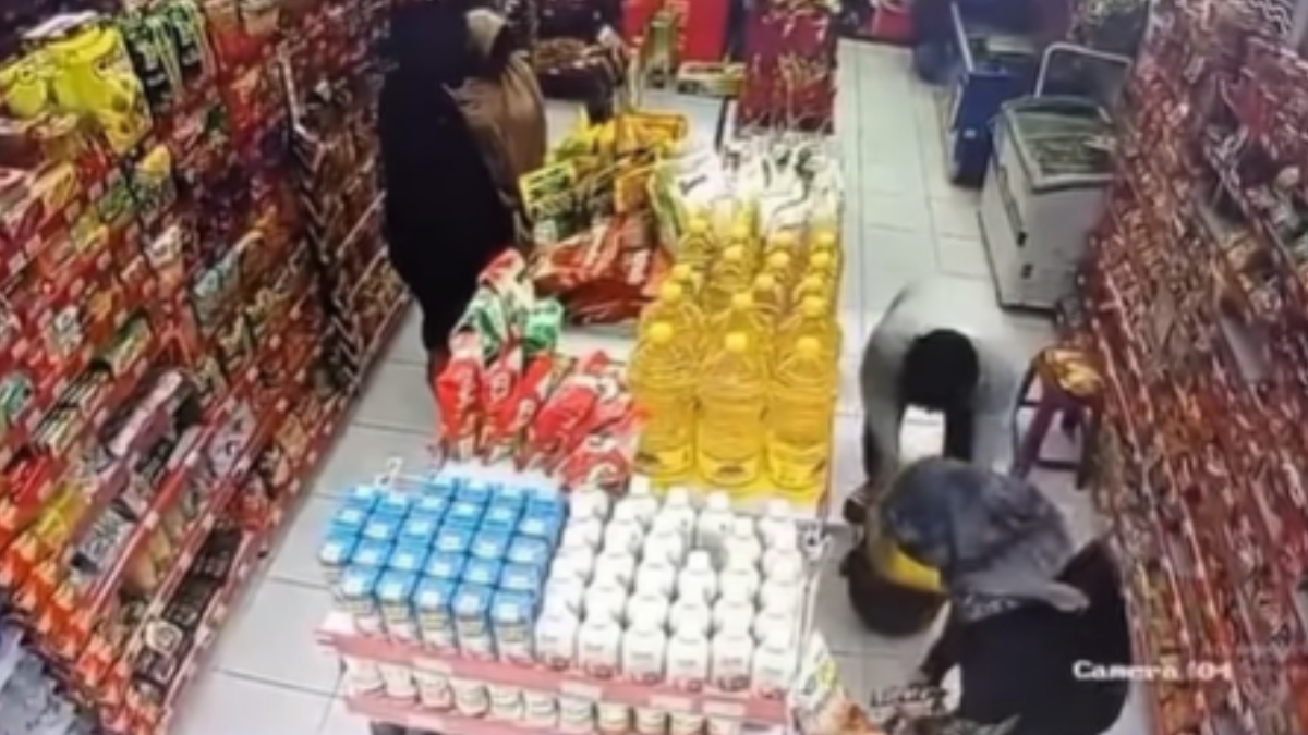 Detik-detik aksi pencurian terjadi di sebuah tempat perbelanjaan di Cibinong, Kabupaten Bogor.