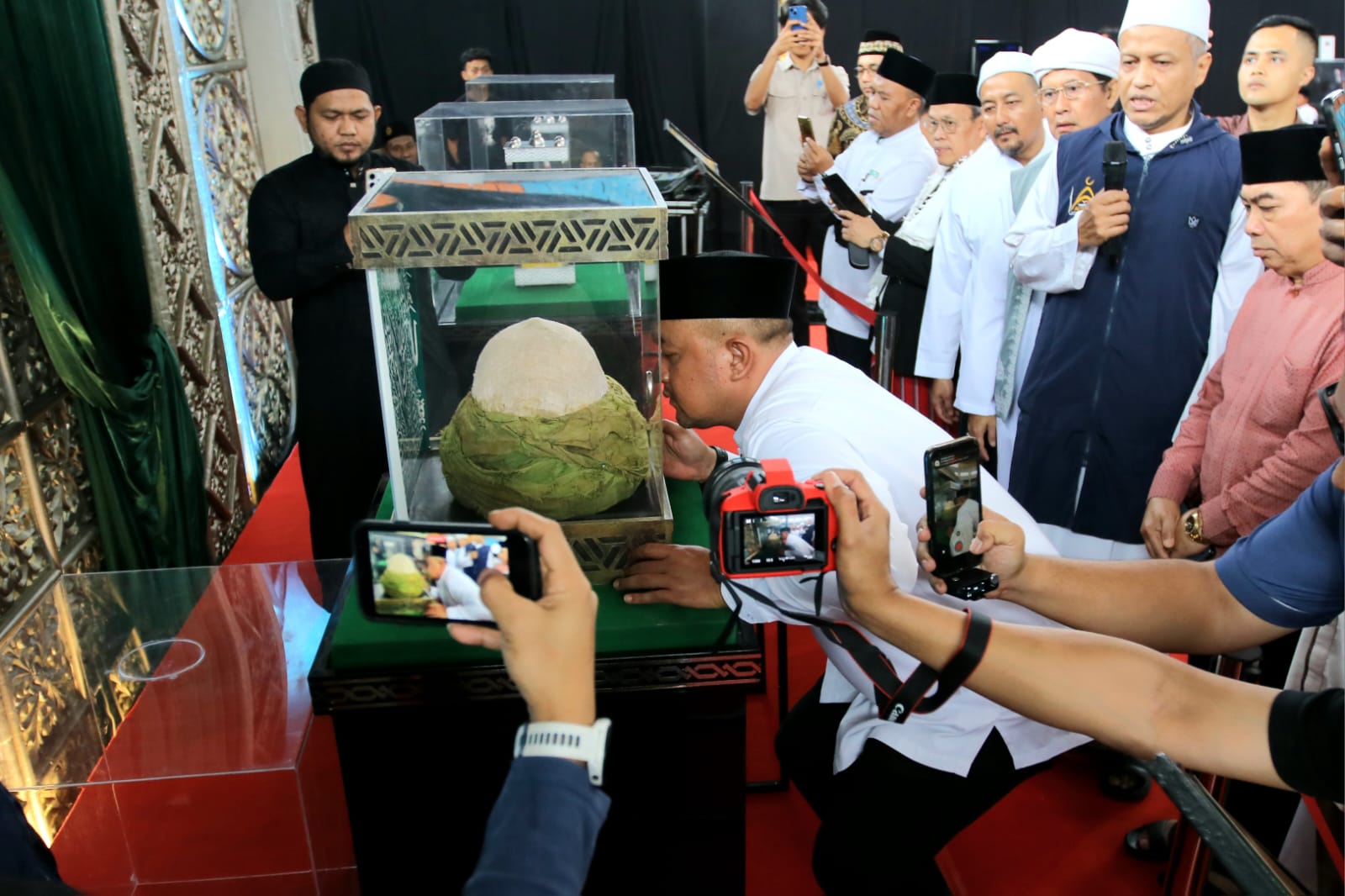 Bupati Bogor, Rudy Susmanto hadiri pembukaan artefak peninggalan Rosululloh dan Sahabat di Laga Satria, Cibinong, Kabupaten Bogor.