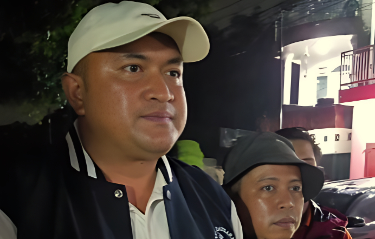 BENCANA : Bupati Bogor Rudy susmanto saat turun langsung ke lokasi banjir bandang di kawasan Leuwi Nutug.