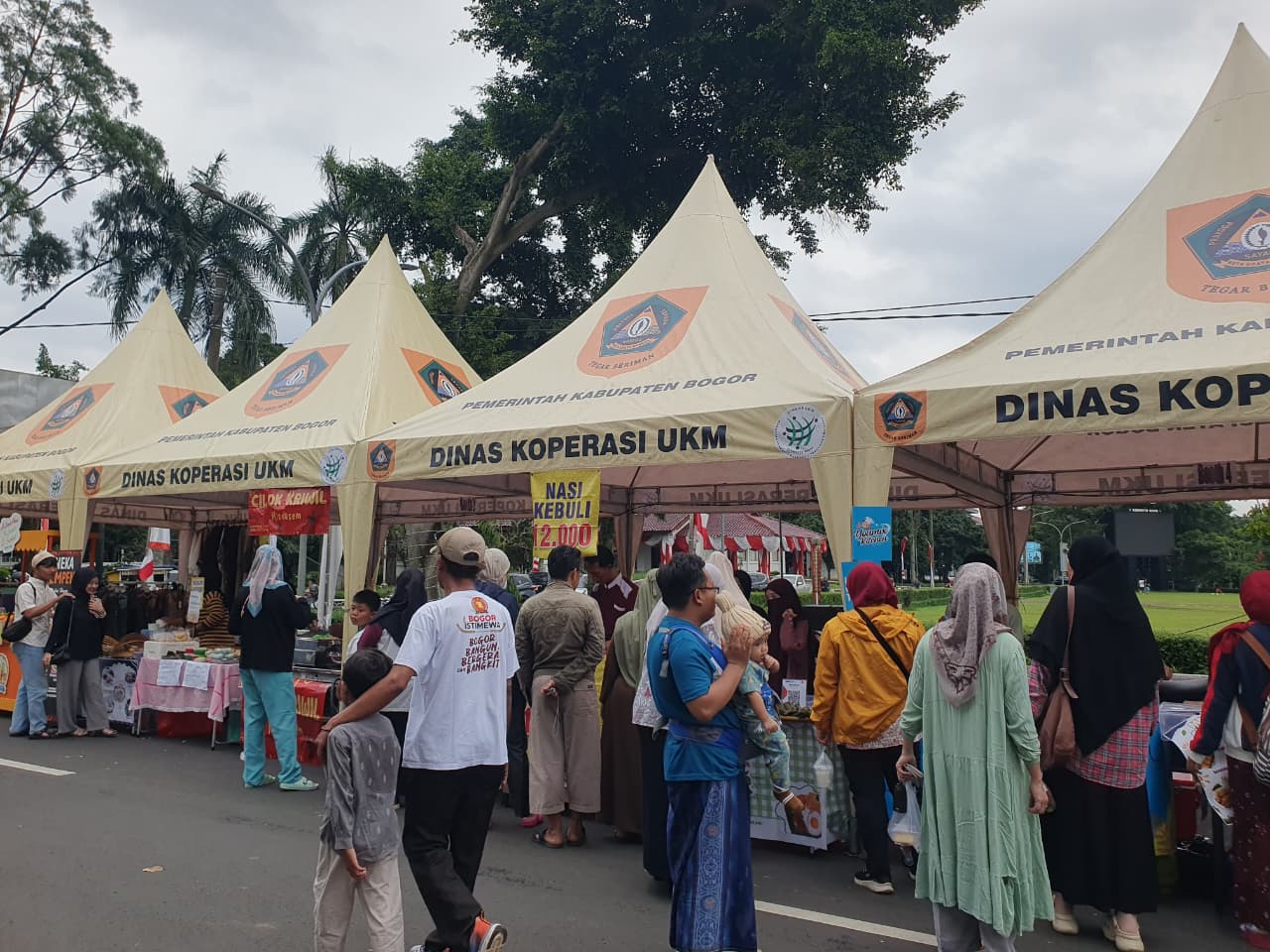 Sejumlah warga saat menghampiri festival kuliner di Tegar Beriman untuk membeli bukaan puasa.