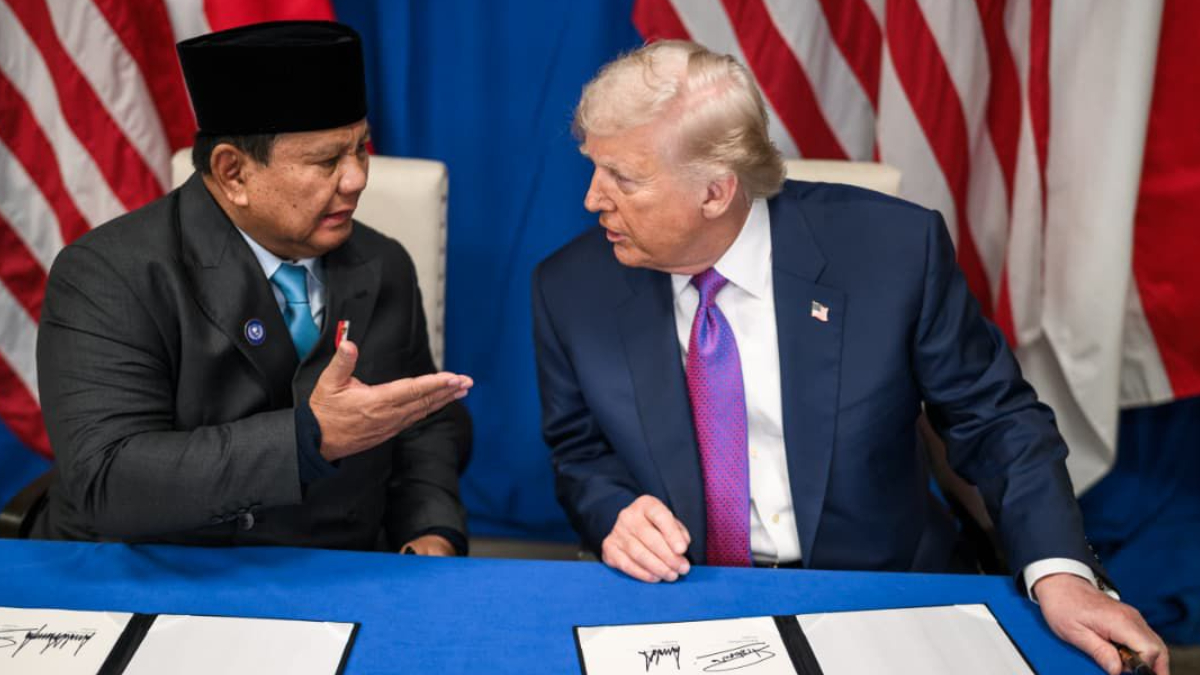 Presiden RI Prabowo Subianto dan Presiden Amerika Serikat Donald Trump menandatangani perjanjian perdagangan bersejarah di Washington, D.C., Amerika Serikat, Kamis, 19 Februari 2026.