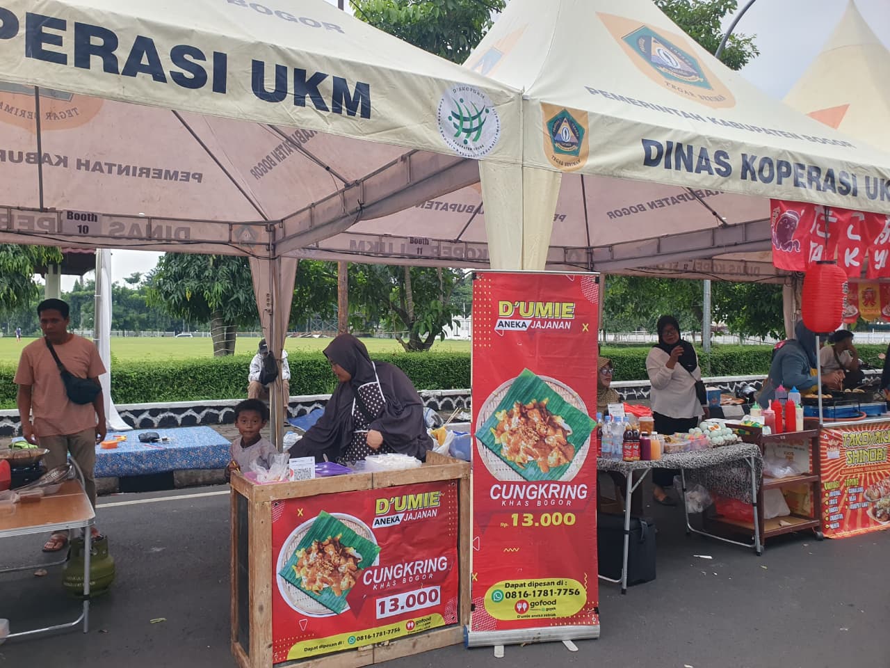 Para pedagang meramaikan festival Ramadhan, yang diselenggarakan Pemkab Bogor di Lapangan Tegar Beriman.