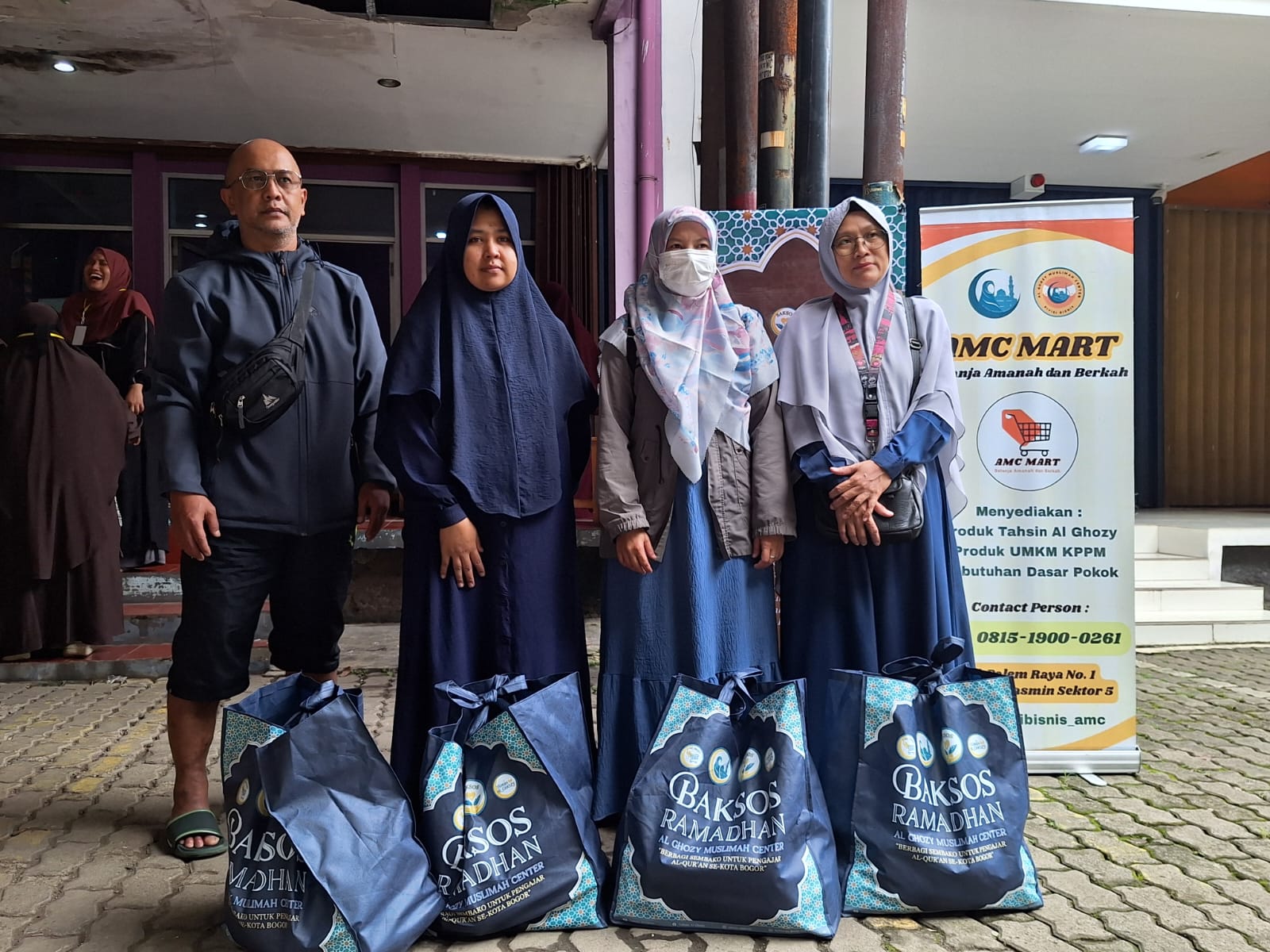 Yayasan Al-Ghozy Muslimah Center (AMC) menyerahkan paket sembako kepada penerima manfaat dalam Baksos Ramadan di Ruko Yasmin Sektor VI, Bogor Barat, Sabtu 21 Februari 2025.