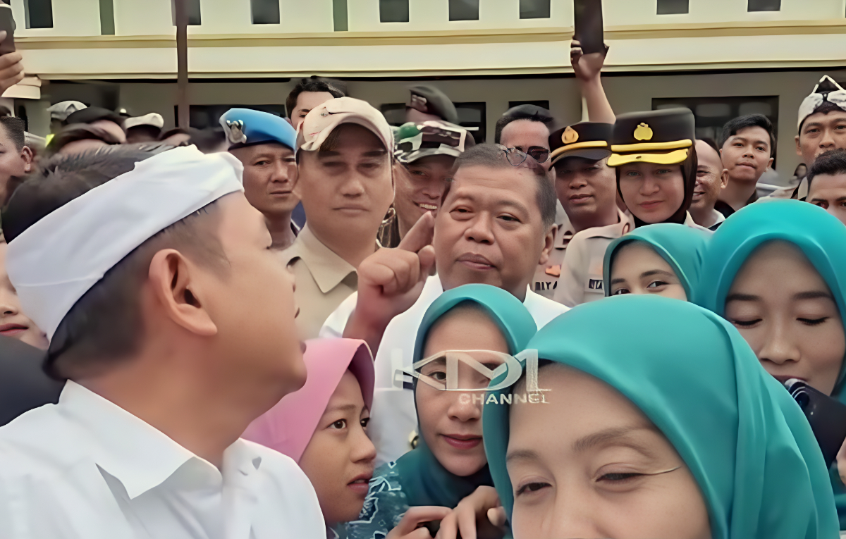 Bupati Majalengka Eman Suherman memberikan penjelasan kepada&nbsp;Gubernur Jawa Barat, Dedi Mulyadi.