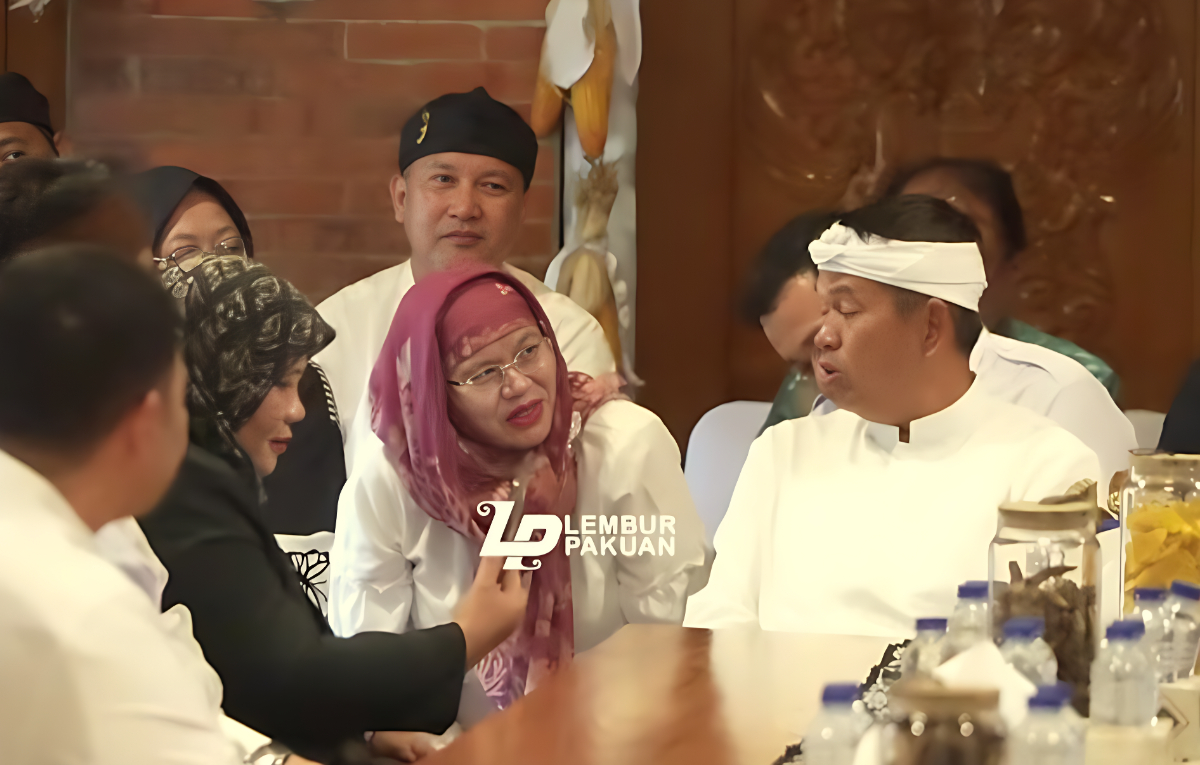 Gubernur Jawa Barat, Dedi Mulyadi berdialog dengan para pejabat Pemprov.