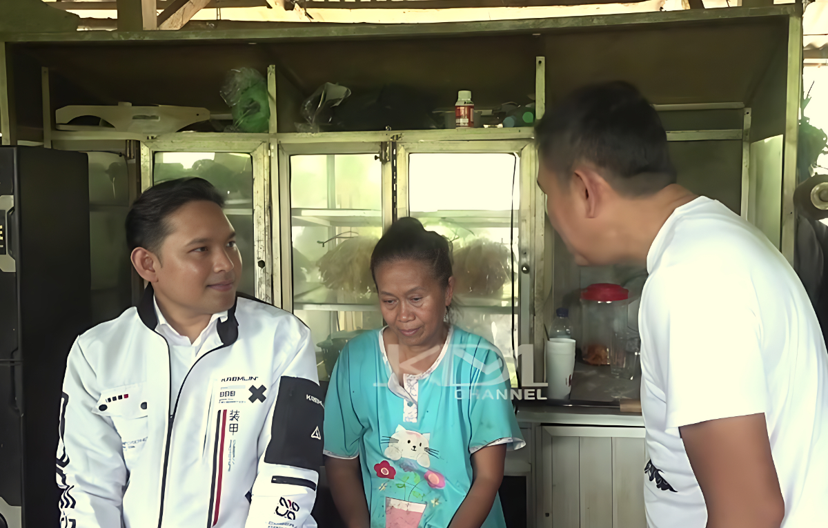 Gubernur Jawa Barat Dedi Mulyadi&nbsp;dan Bupati Cianjur Mohammad Wahyu Ferdian bersama&nbsp;emak yang menempati lahan PU.