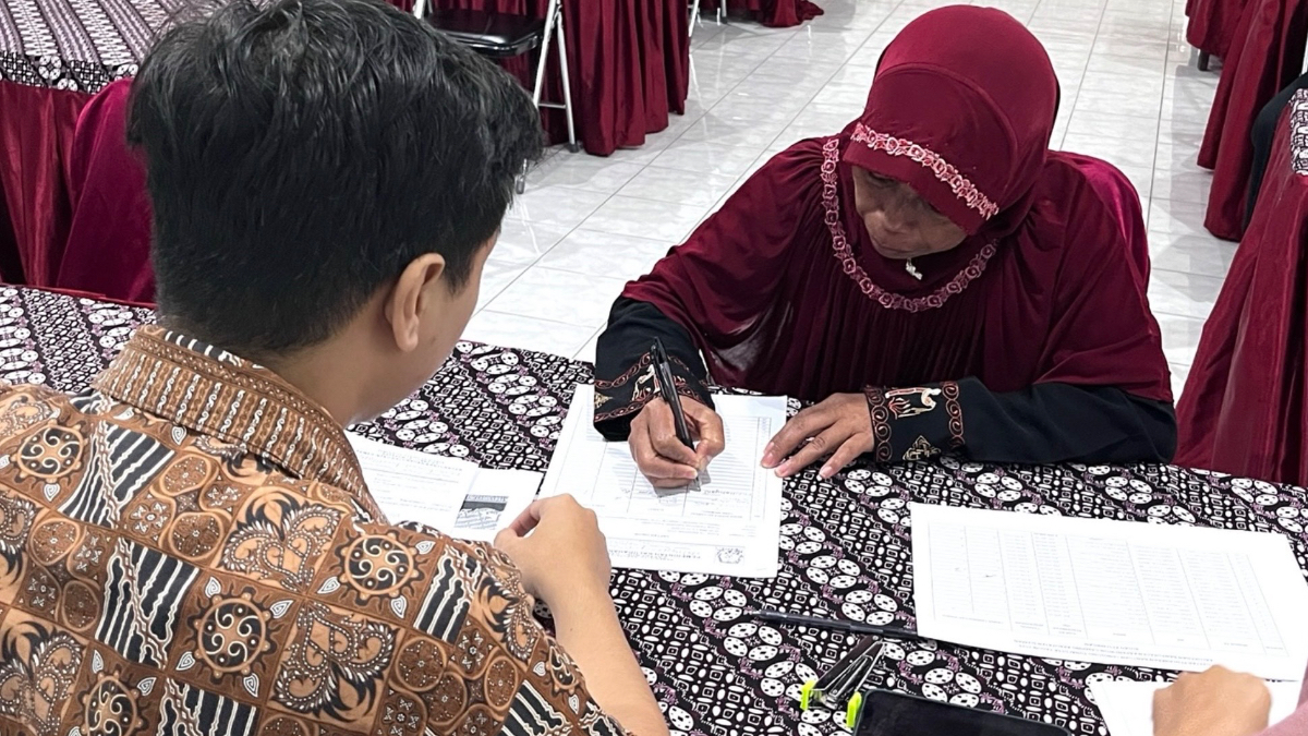 Ilustrasi penyaluran bansos kepada KPM.
