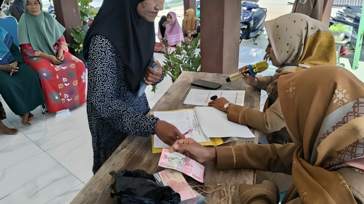 Ilustrasi penyaluran bansos kepada keluarga penerima manfaat.