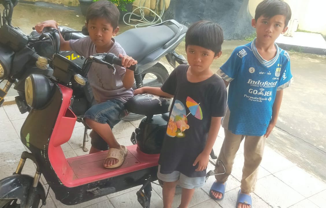 Tiga bocah asal Rumpin tersesat saat bermain sepeda listrik di wilayah Gunungsindur.