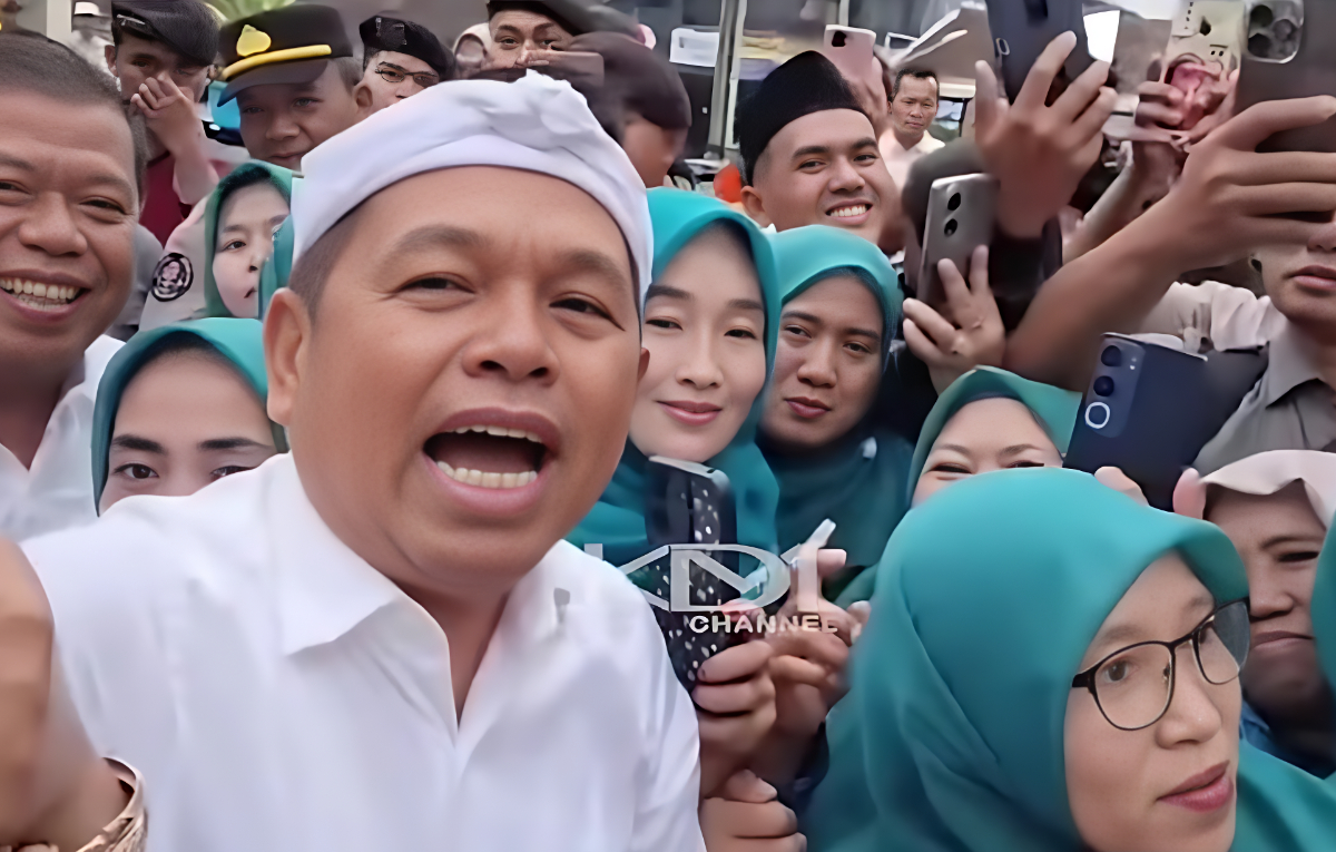 Ibu-ibu berebut foto bersama Gubernur Jawa Barat, Dedi Mulyadi&nbsp;di Desa Sukadana, Kabupaten Majalengka.