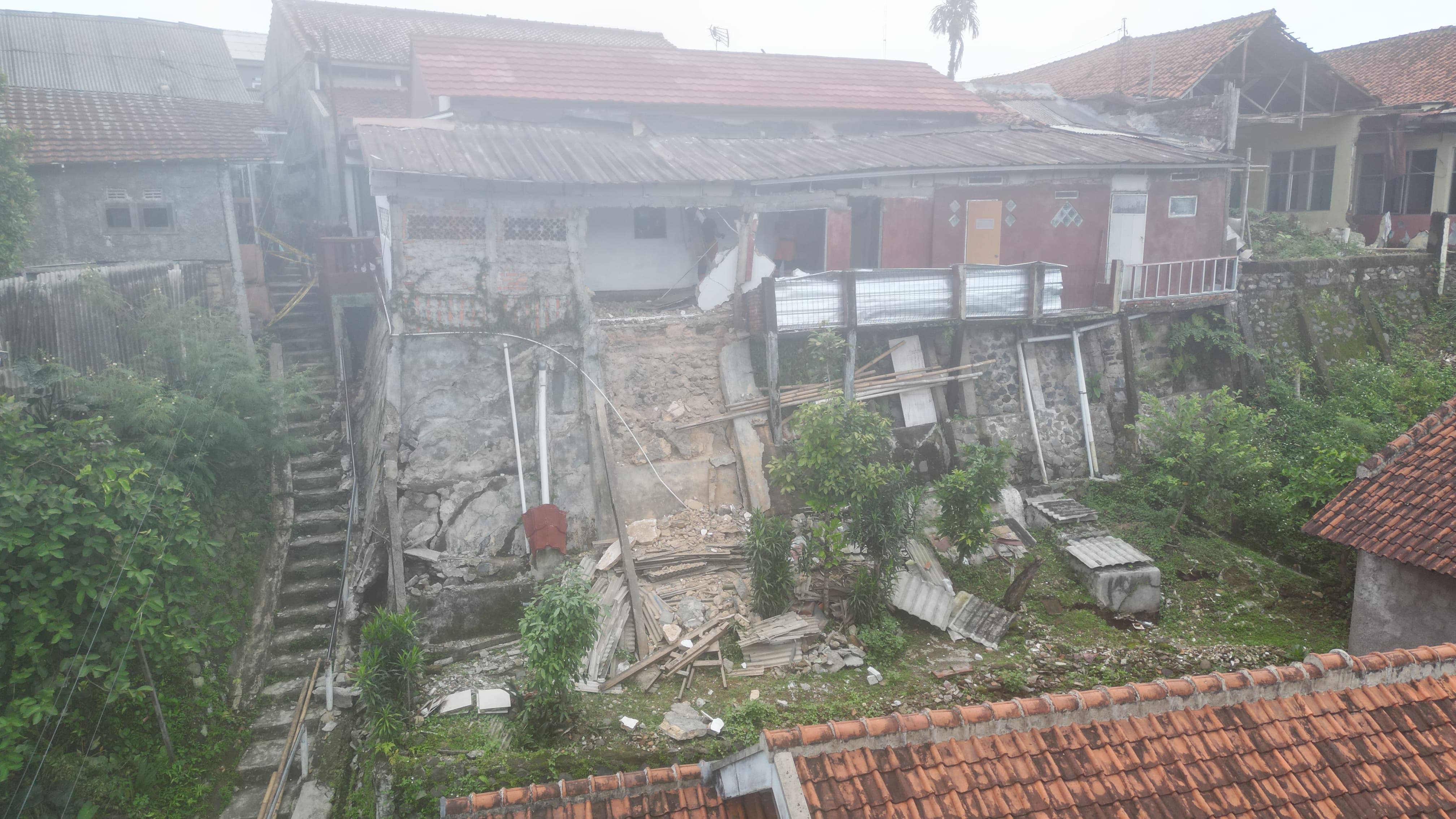 Penampakan bagian belakang rumah warga Kelurahan Tanah Sareal, Kota Bogor, yang longsor. 