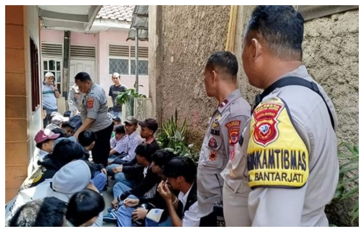Ilustrasi: Anggota Polresta Bogor Kota mengamankan pelajar yang terlibat kenakalan. 