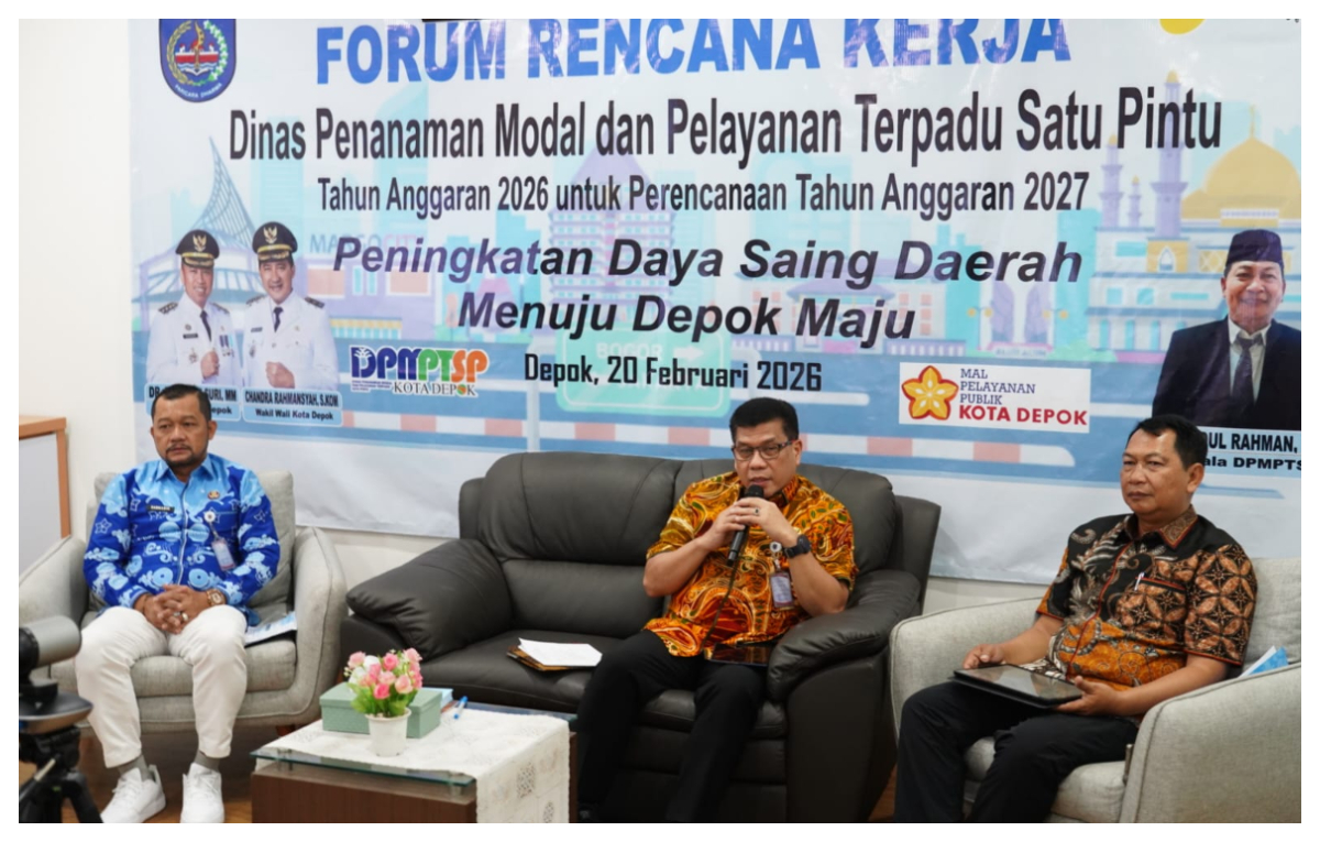 Sekda Kota Depok, Mangnguluang Mansur (tengah) saat memberikan arahan dalam Forum Renja DPMPTSP di Mal Pelayanan Publik (MPP) Balai Kota Depok, Jumat 20 Februari 2026. 