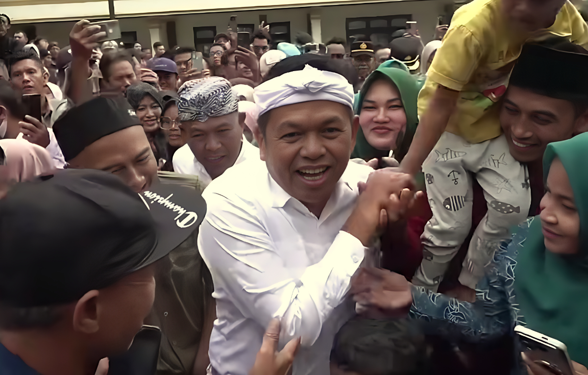 Warga Majalengka berebut salaman dengan Gubernur Jawa Barat, Dedi Mulyadi di Desa Sukadana.
