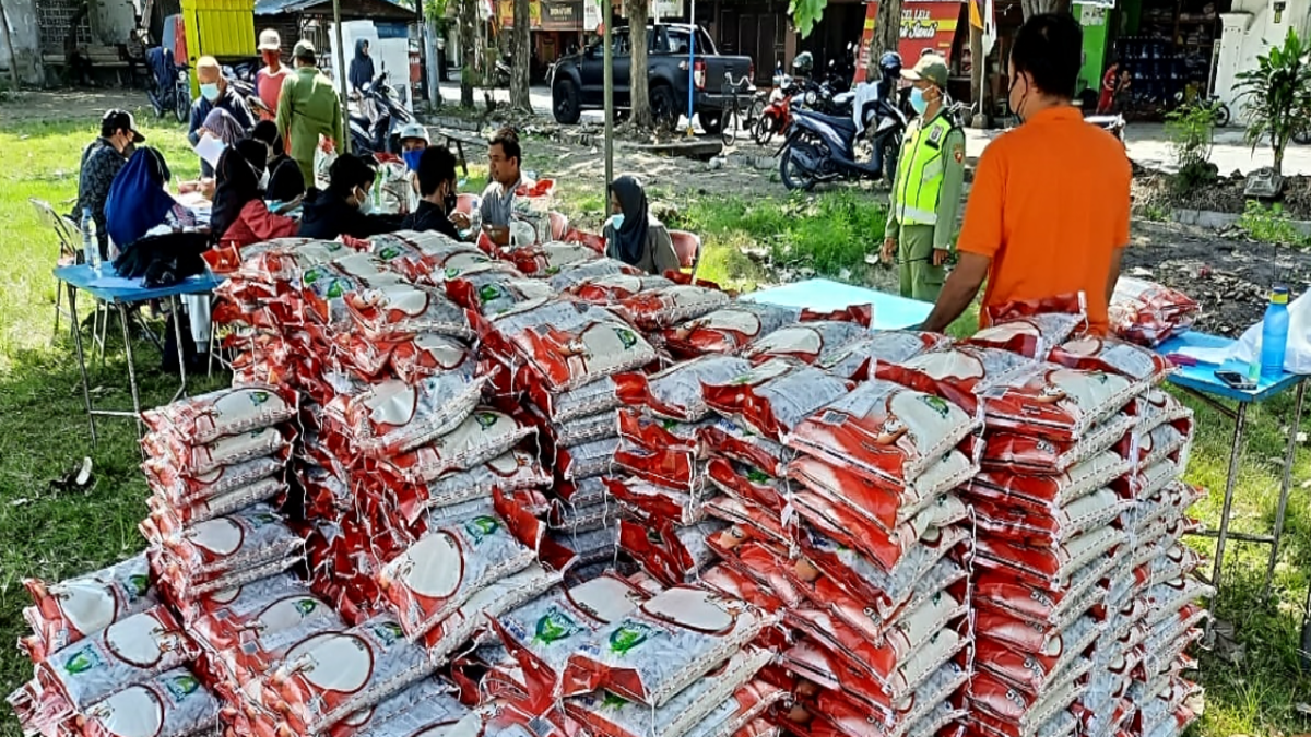 Penyaluran bansos beras kepada penerima manfaat.