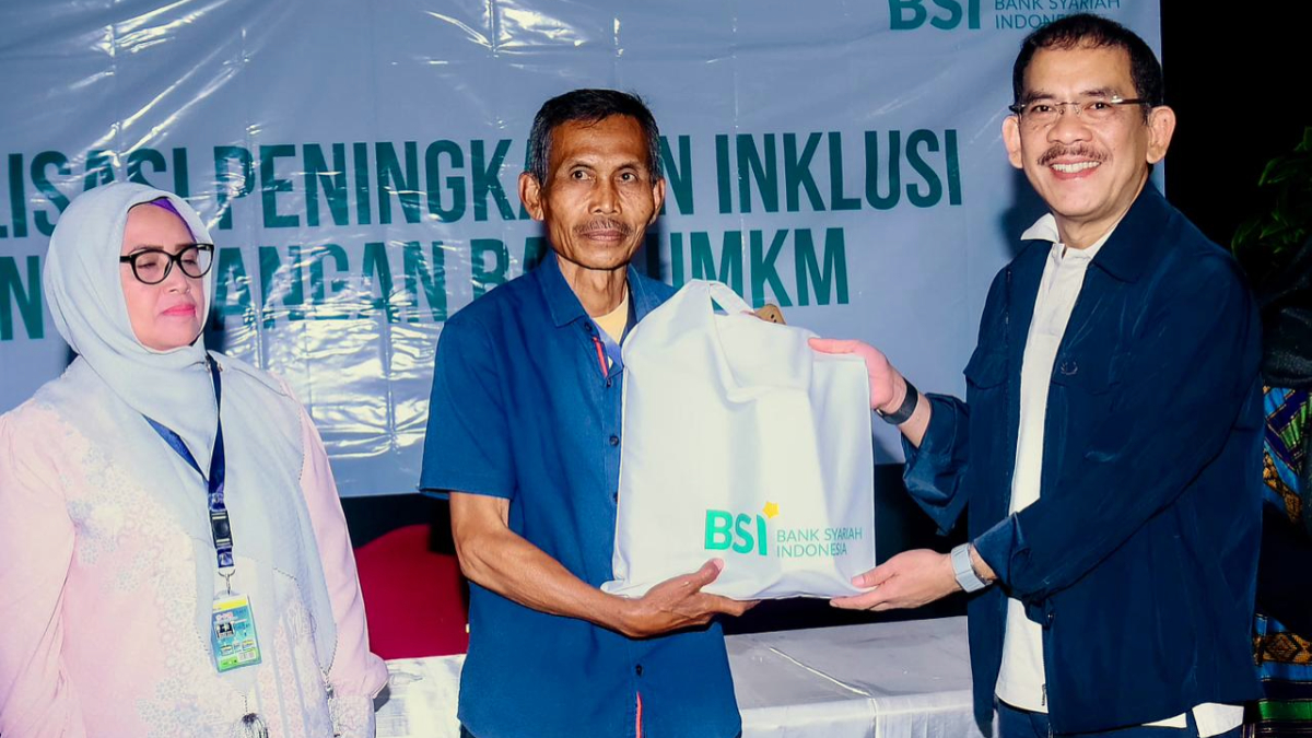 Anggota&nbsp;Komisi VI DPR RI, Asep Wahyuwijaya bersama warga pelaku UMKM di&nbsp;Aula Kampung Febri, Kecamatan Cibungbulang, Kabupaten Bogor.