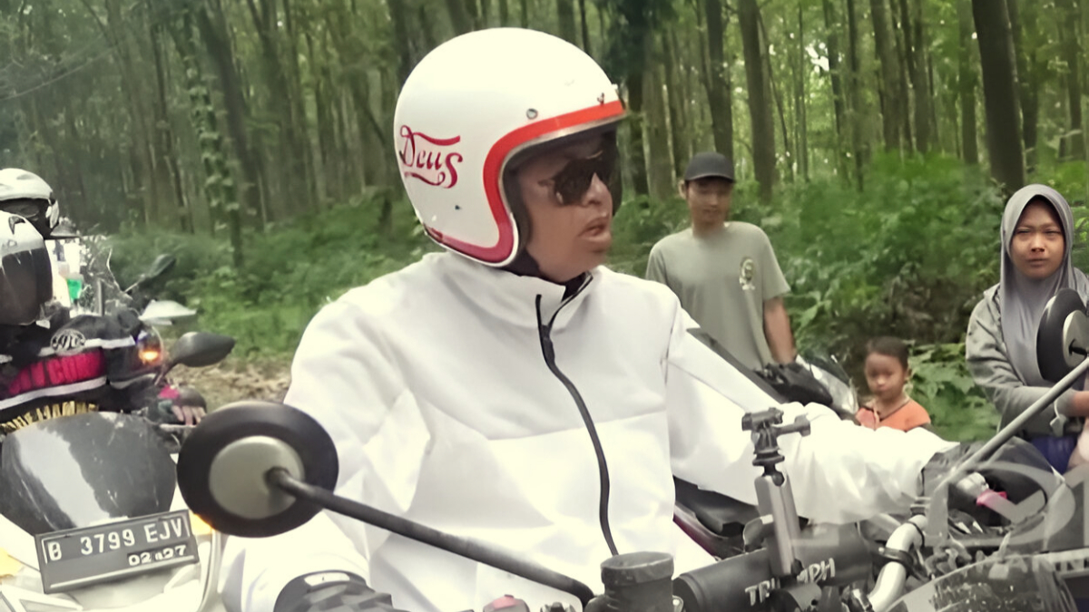 Gubernur Jawa Barat, Dedi Mulyadi saat berdialog dengan warga.