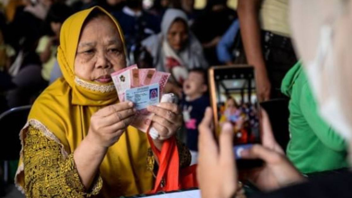 Ilustrasi KPM bansos BPNT cairkan dana bantuan.