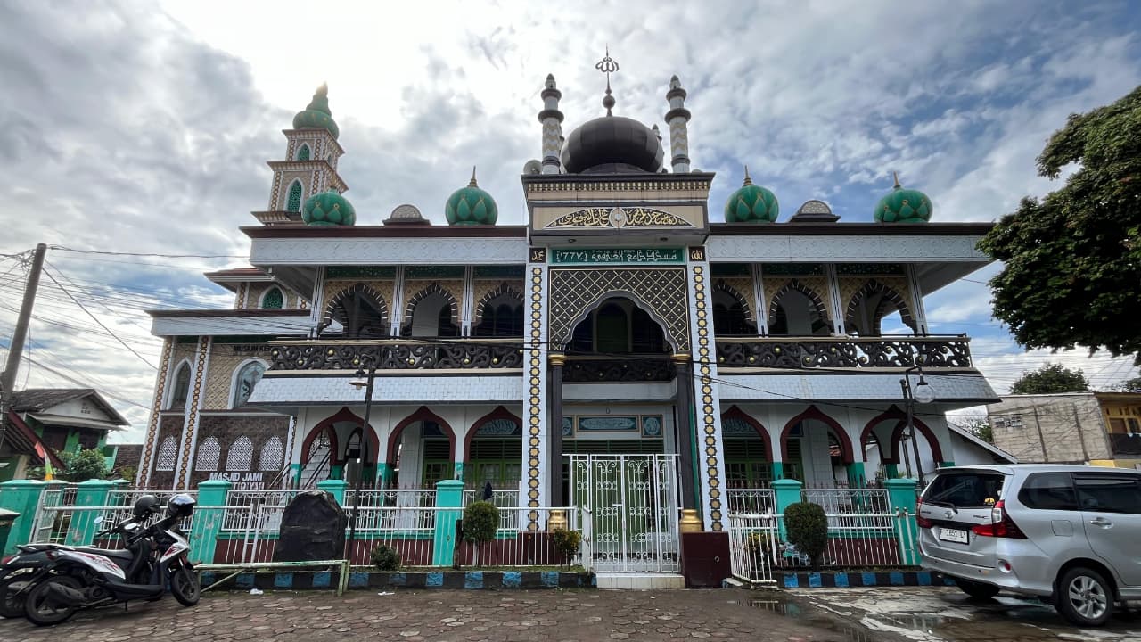 &lrm;Masjid Al-Atiqiyah, yang terletak di Kampung Karadenan Kaum, Kelurahan Karadenan, Kecamatan Cibinong, Kabupaten Bogor. 
