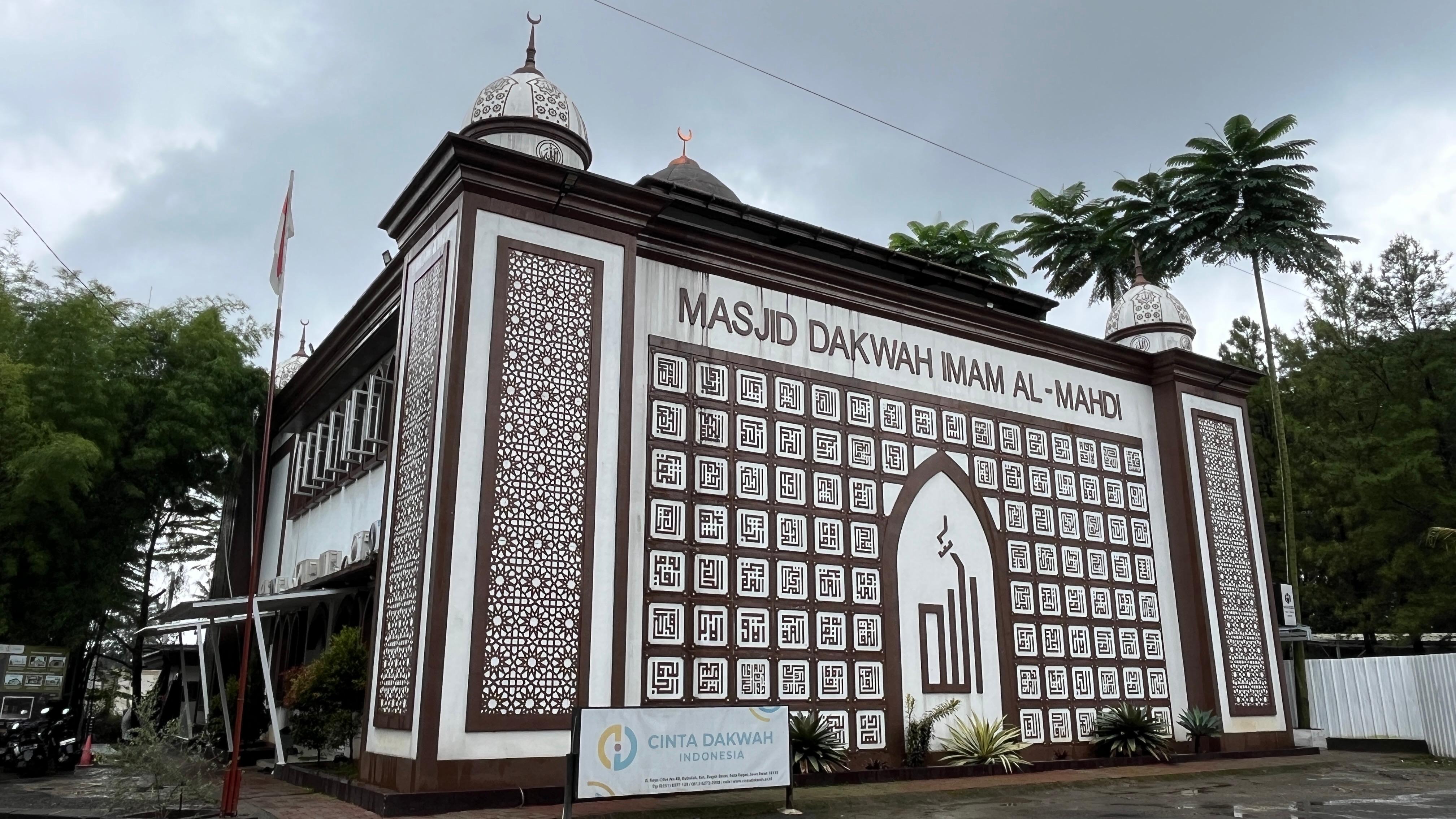 Tampak depan Masjid Dakwah Imam Al-Mahdi Kota Bogor yang mengusung konsep &ldquo;Masjid Cinta Dakwah&rdquo; dengan fasilitas kegiatan gratis bagi masyarakat. 