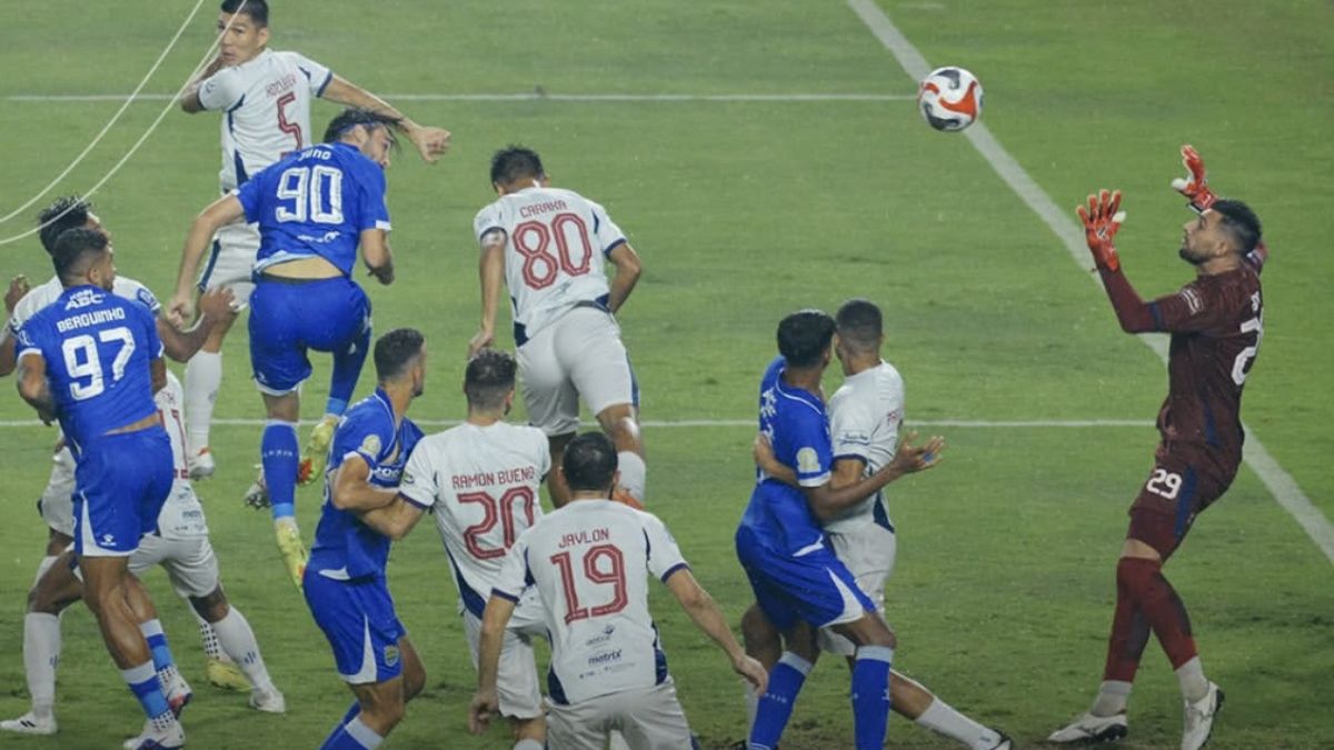 Gol Persib Bandung dicetak melalui sundulan Andrew Jung ke gawang Persita Tangerang di menit ke-50.
